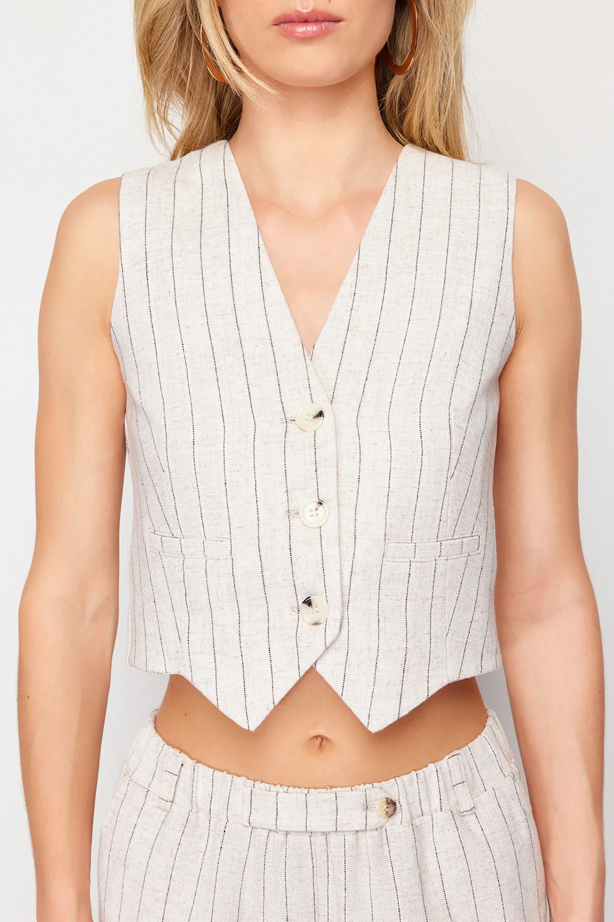 Trendyol Collection  Beige gestreifte Weste aus Baumwollleinengewebe TWOSS24YE00025