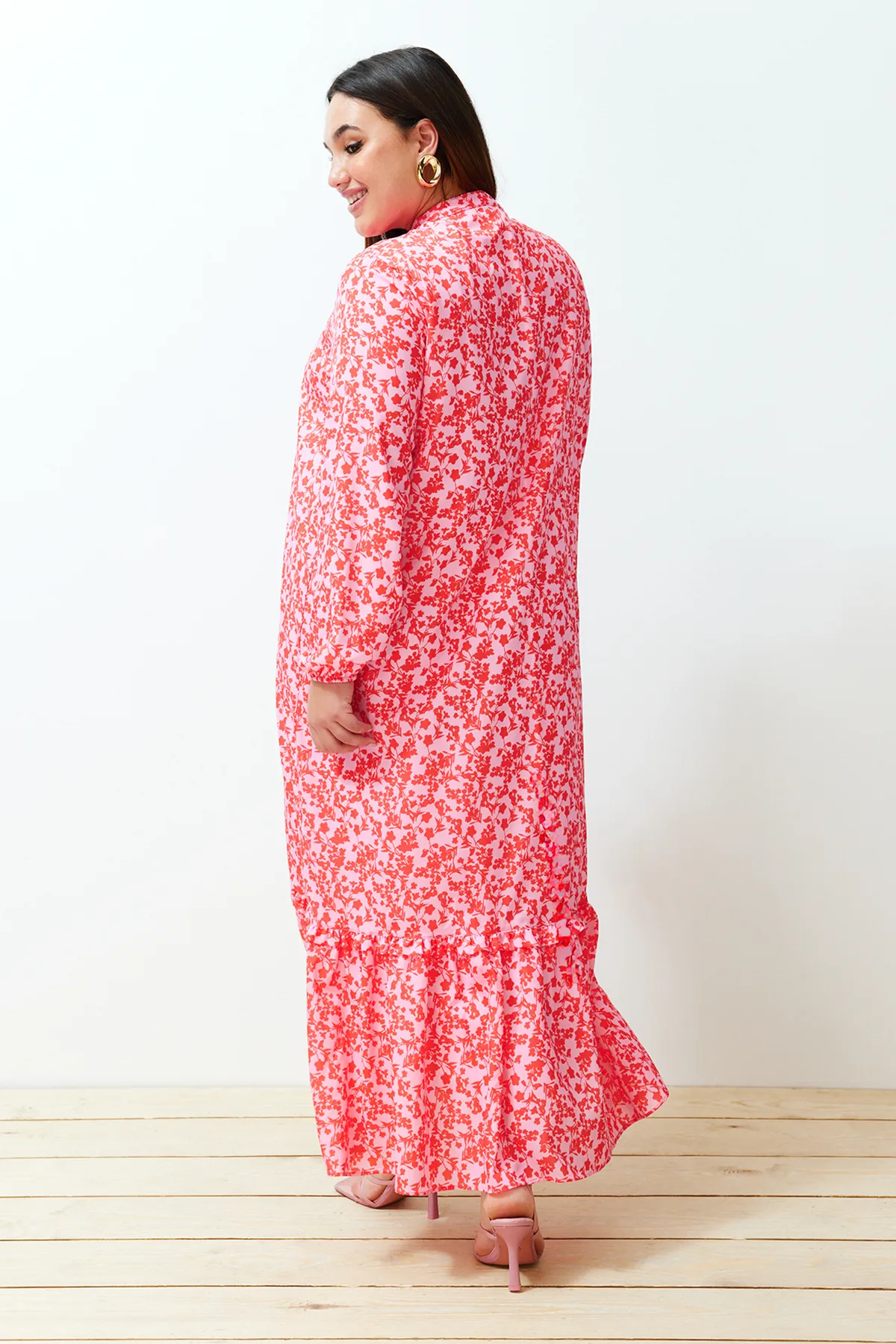 Trendyol Modest  Rotes, gewebtes Kleid mit Blumenmuster, halber Knopfleiste und Rüschenspitze, gefüttert TCTSS21EL3353