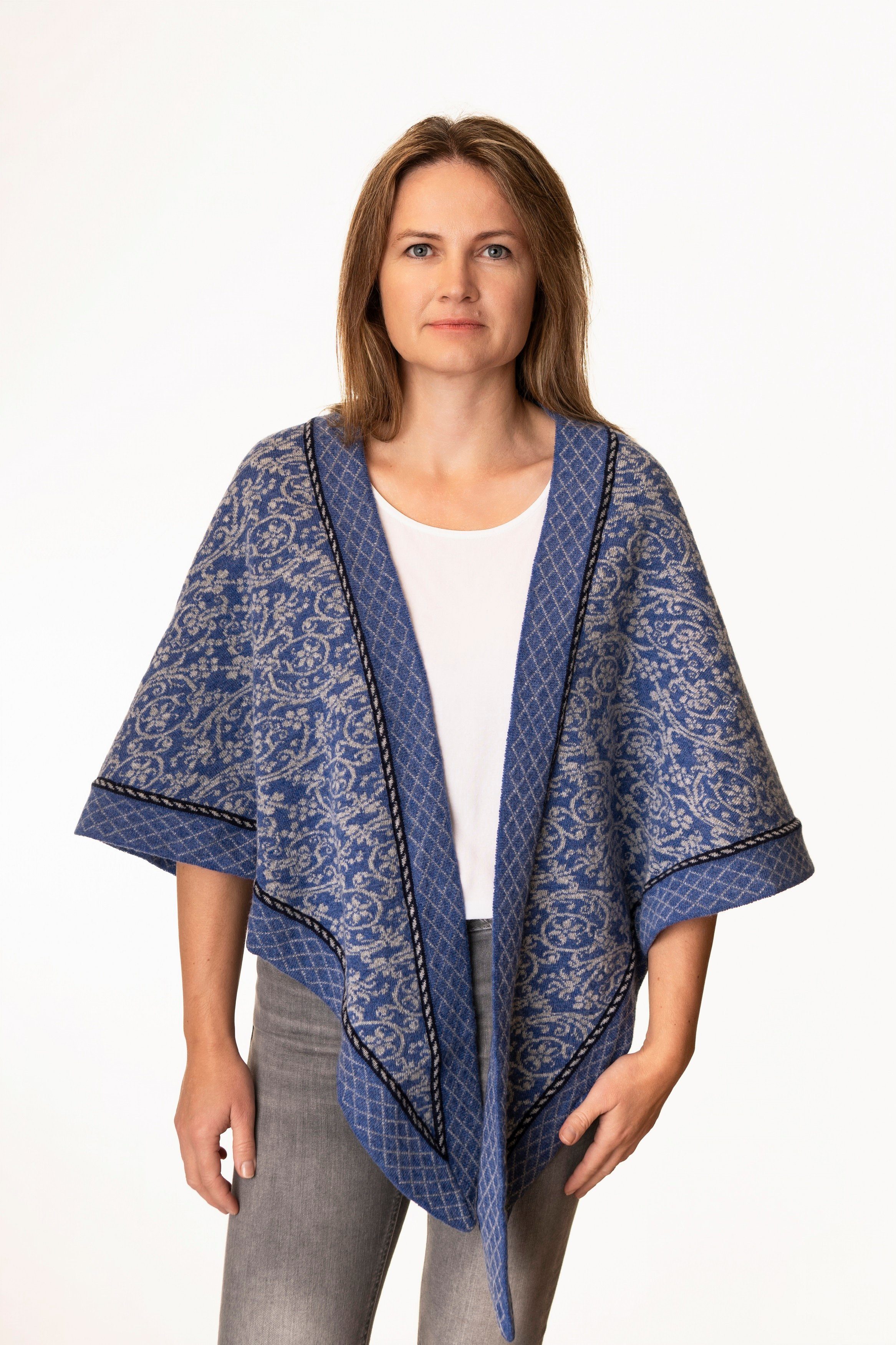 Pezzo D'oro Strickponcho Stricktuch, Dreiecktuch, große Stola feinste Merinowolle blau/grau (1-teilig) Jacquardmuster in Doppelstrick,jede Seite sieht gleich aus