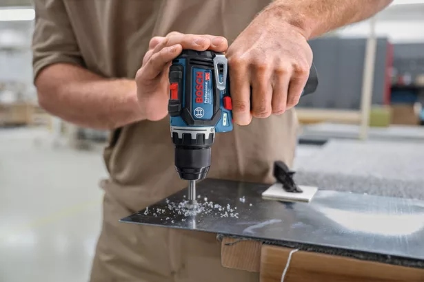 Bosch Blue 06019N7005 GSR 12V-32 batteridrevet bor-/skrutrekker 1x 12V 2,0Ah/1x 4,0Ah batteri og hurtiglader i L-BOXX