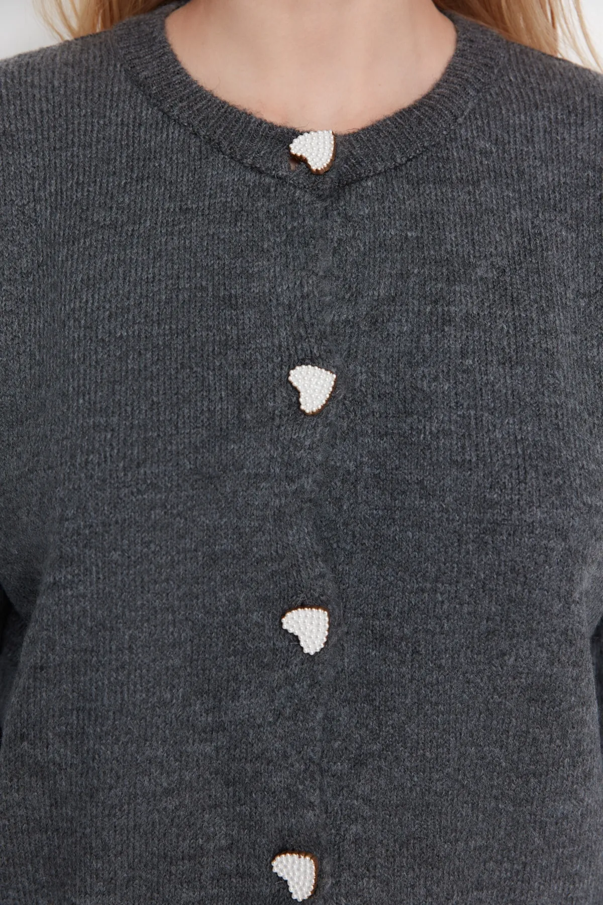 Trendyol Collection  Anthrazitfarbene Strickjacke mit weicher Struktur und Juwelenknöpfen TWOAW22HI0044