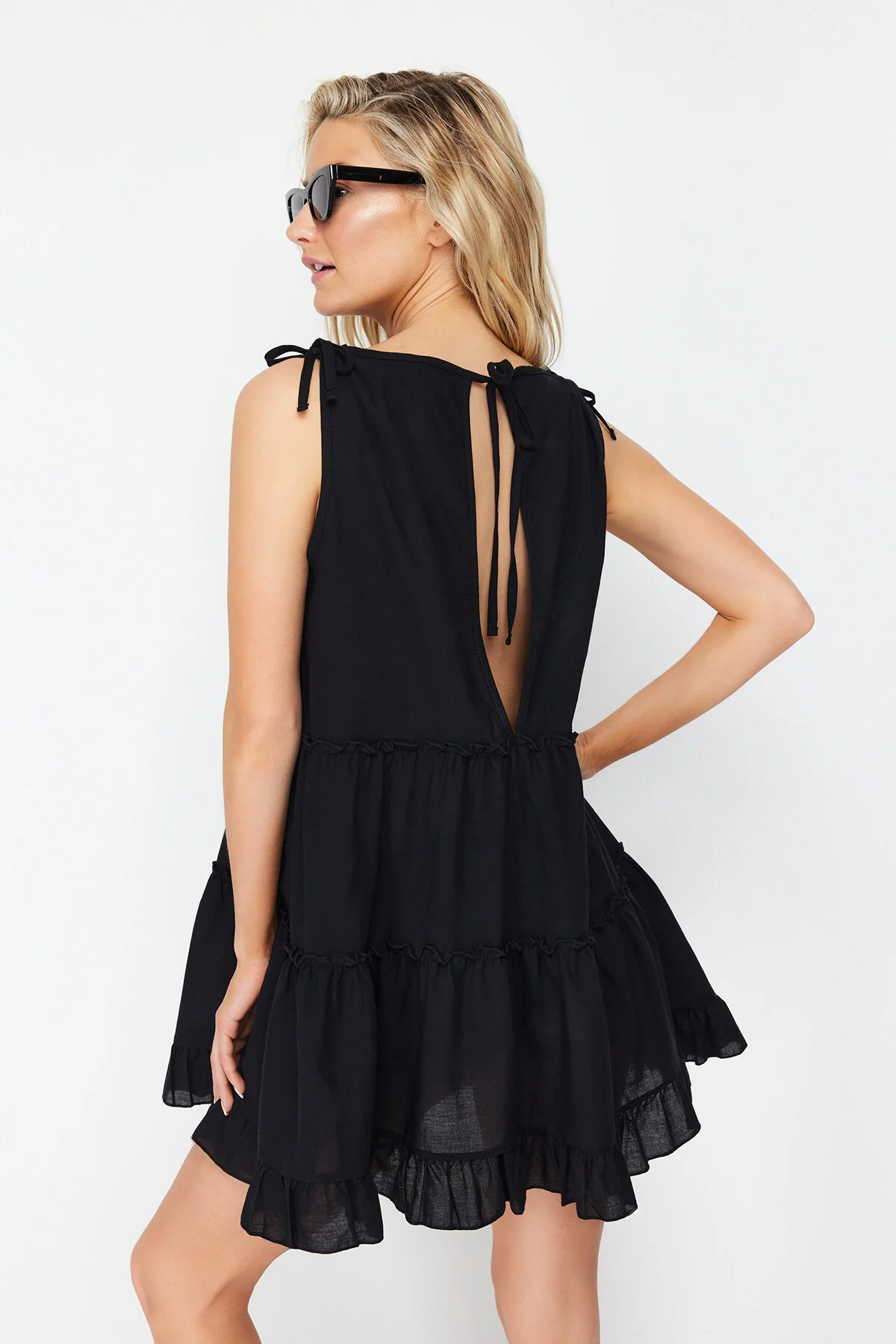 Trendyol Collection  Schwarzes, weit geschnittenes Mini-Strandkleid mit gewebten Rüschen aus 100 % Baumwolle TBESS21EL1247