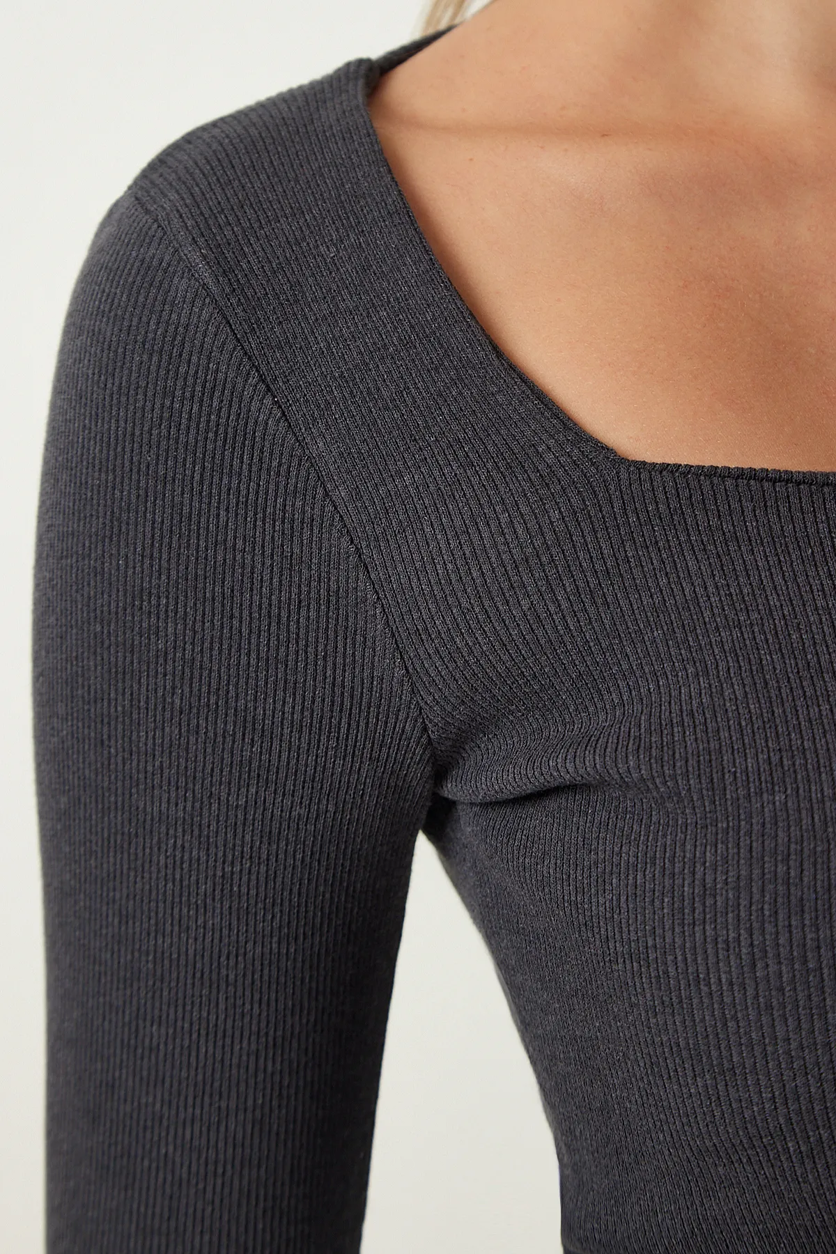 Happiness İstanbul  Anthrazitfarbene, schnurgebundene Strickbluse mit quadratischem Kragen für Damen GT00052