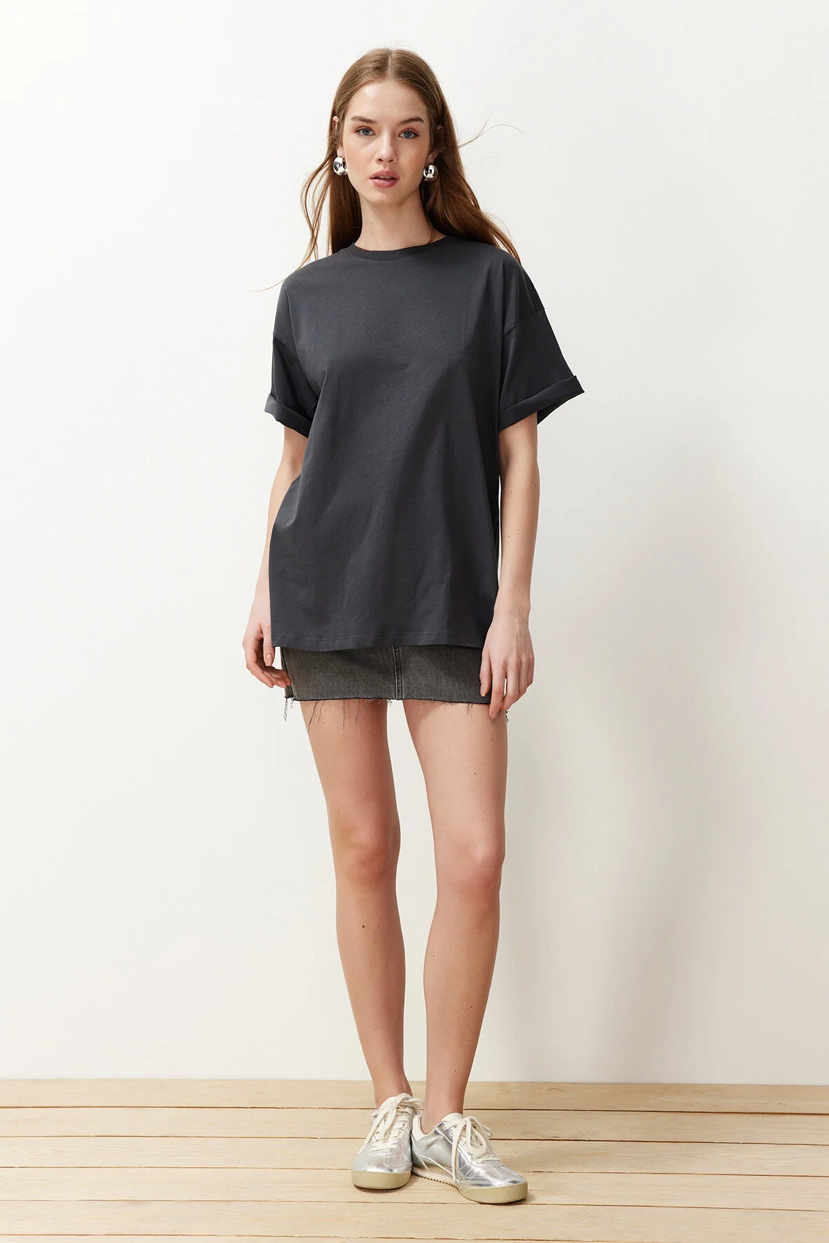 Trendyol Collection  Anthrazitfarbenes Boyfriend-Strick-T-Shirt aus 100 % Baumwolle mit Rundhalsausschnitt TWOSS20TS0134