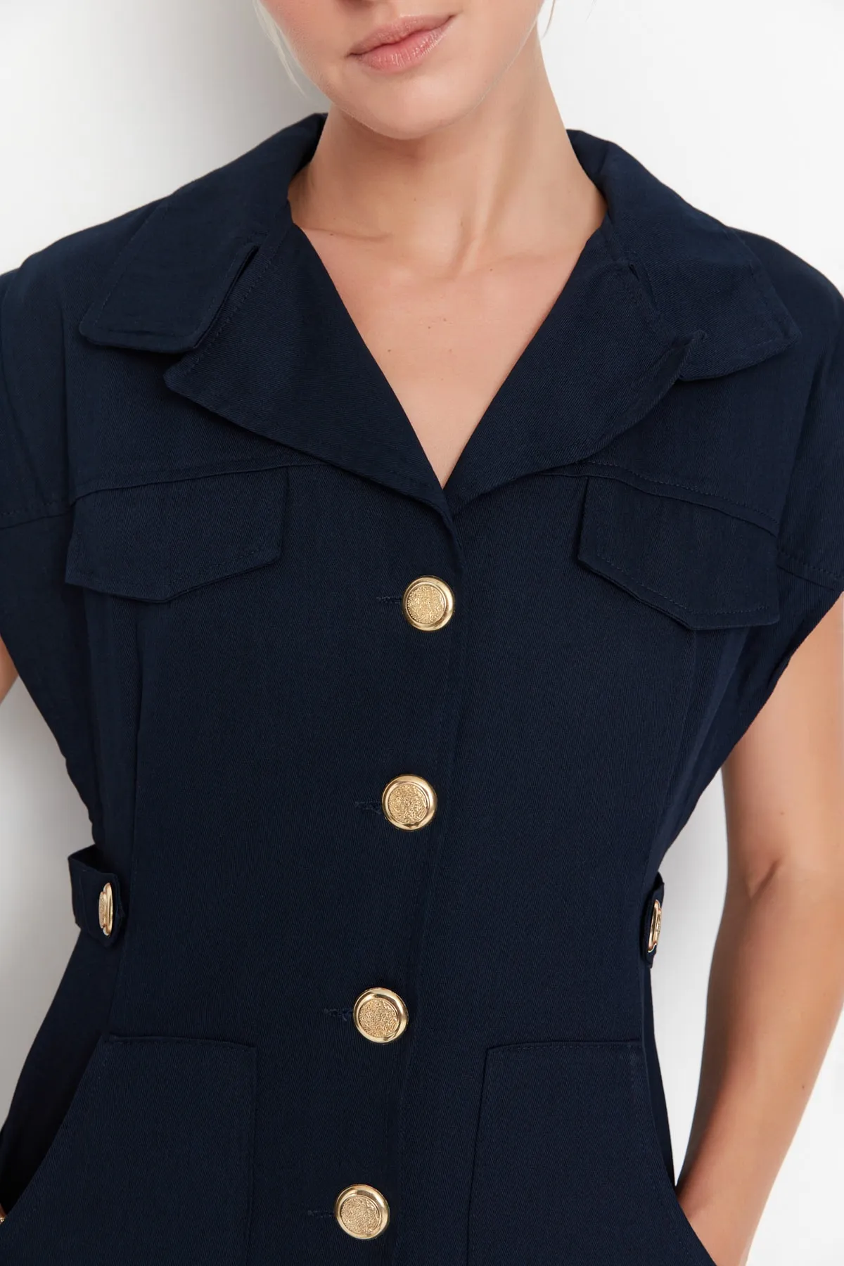 Trendyol Collection  Marineblaues, gewebtes Mini-Hemdkleid mit Knopfdetail TWOSS22EL2970