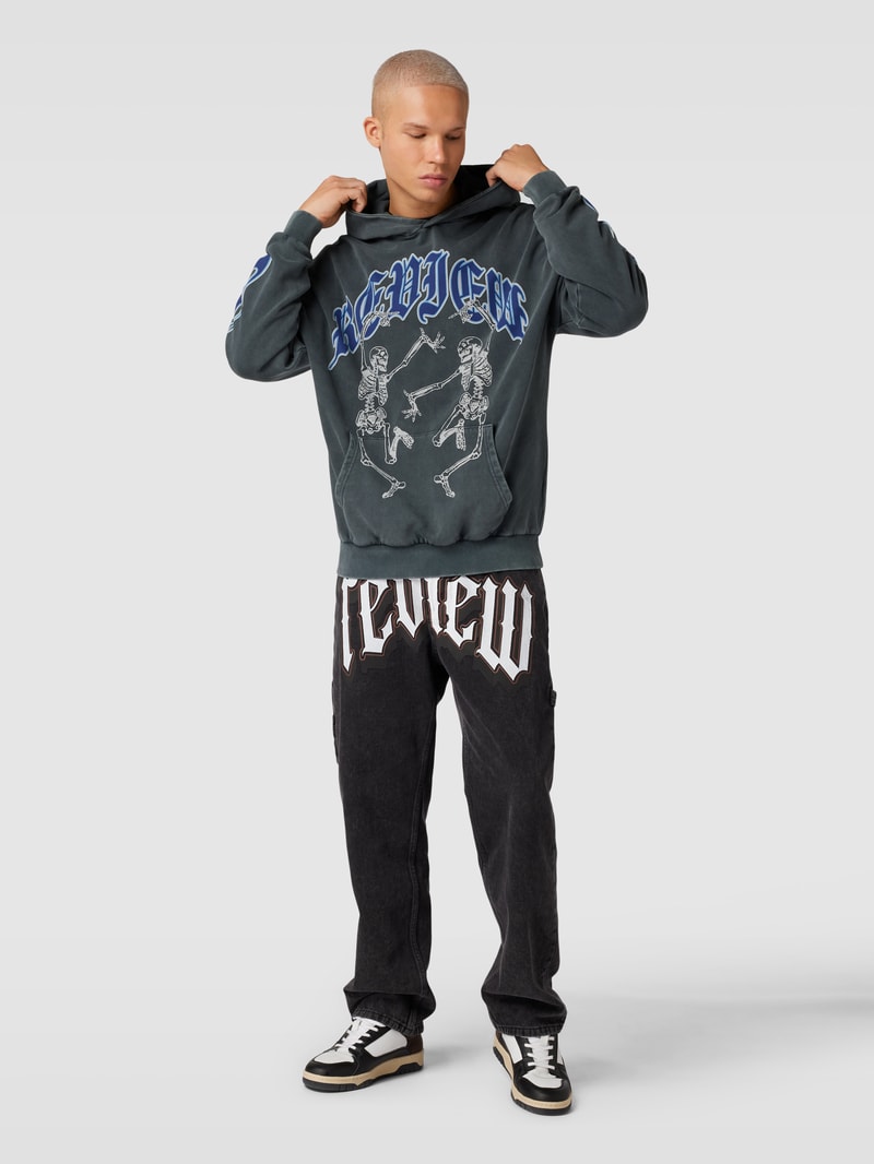 Hoodie mit Motiv-Print und Känguru-Tasche in schwarz