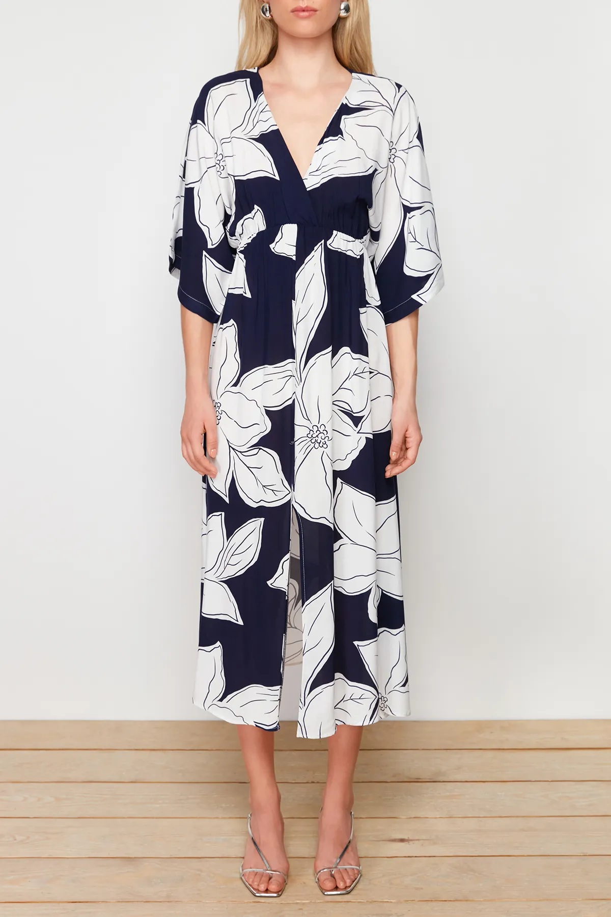 Trendyol Collection  Marineblaues A-Linien-Midikleid aus Webstoff mit Blumenmuster, Zweireiher-Kragen TWOSS24EL00913