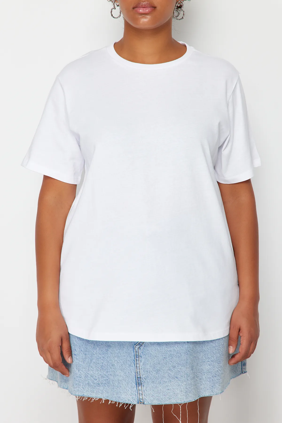 Trendyol Curve  Weißes Strick-T-Shirt mit Knopfdetail TBBSS24BF00000