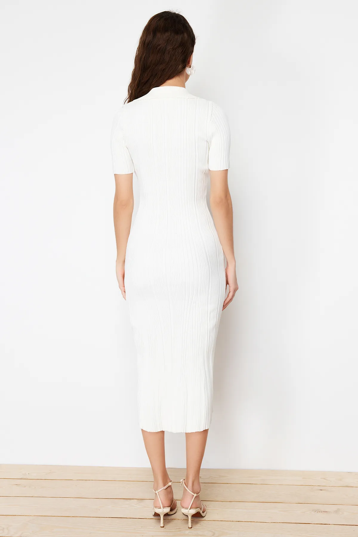 Trendyol Collection  Bone Maxi-Strickkleid mit Polokragen TWOSS24EL00282