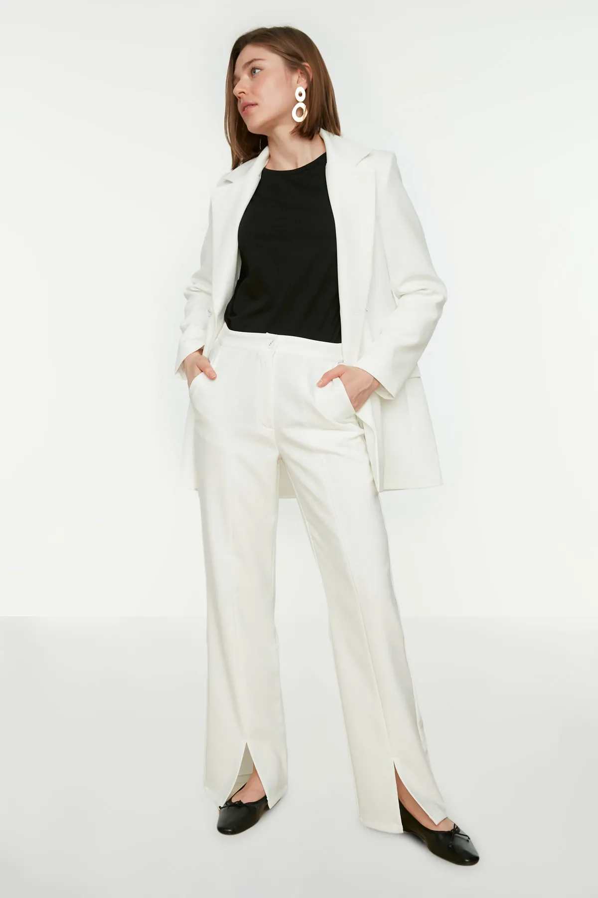 Trendyol Modest  Ecrufarbene, gewebte Hose mit hohem Bund und Schlitz und detaillierten Taschen TCTSS22PL0367