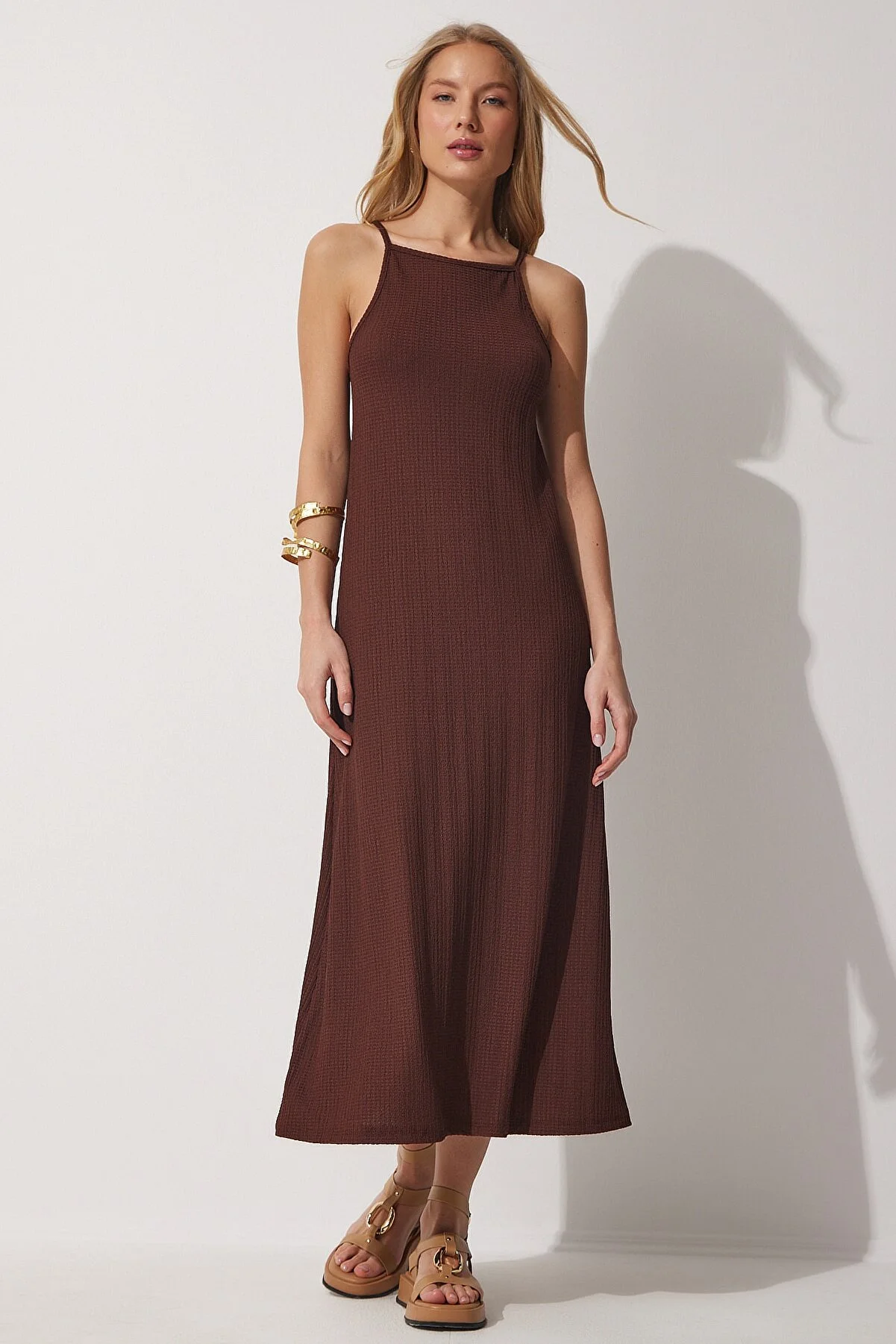Happiness İstanbul  Braunes Sommer-Langstrickkleid mit Trägern für Damen DZ00078