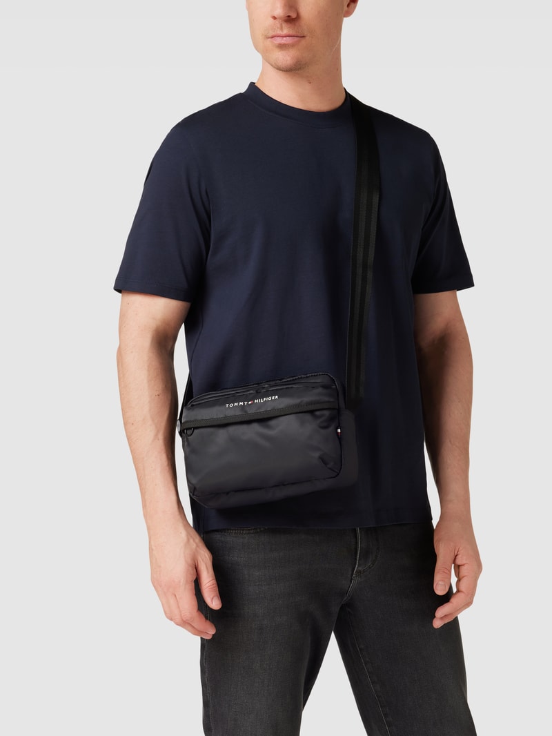 Umhängetasche mit Label-Details in schwarz