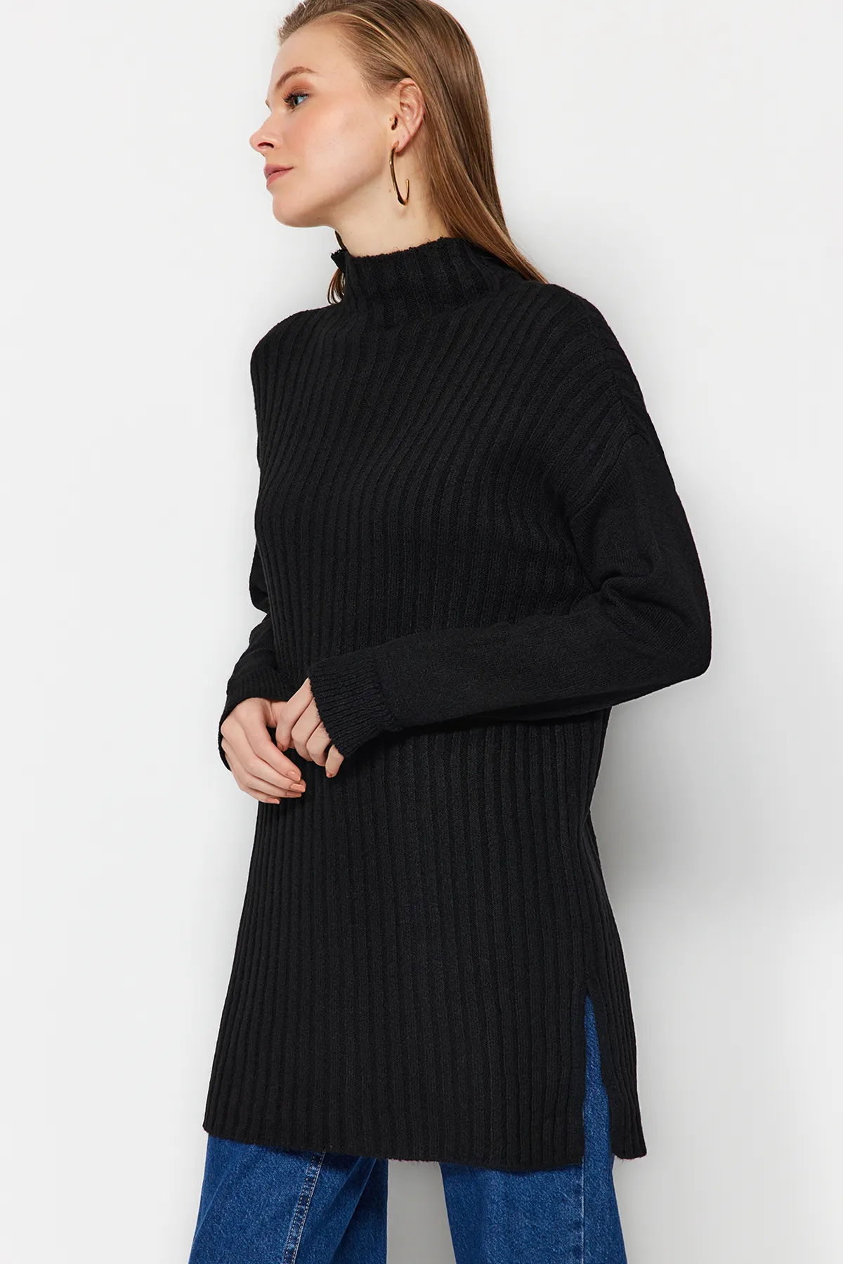 Trendyol Modest  Schwarzer, gerippter, weich strukturierter Strickpullover mit Stehkragen TCTAW24AK00013