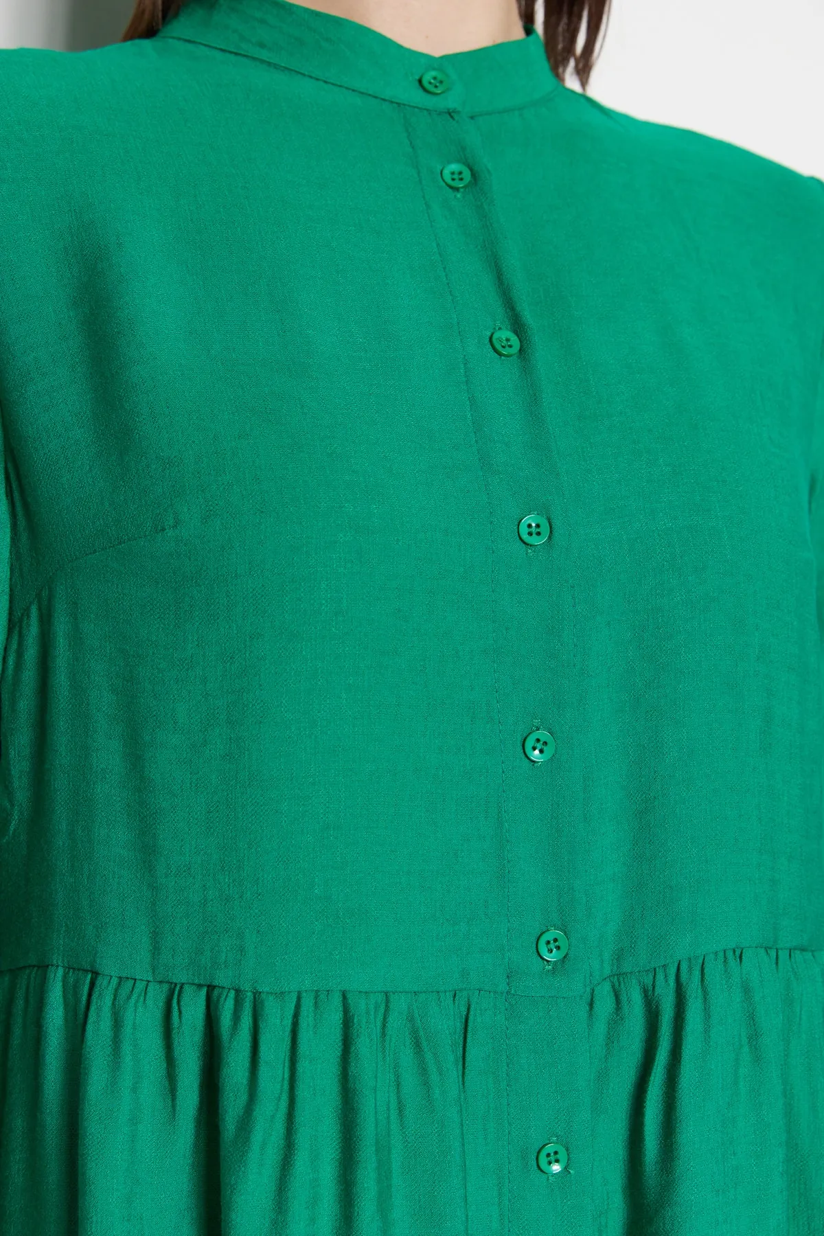 Trendyol Modest  Grünes, gewebtes Hemdkleid in Leinenoptik mit vorherrschendem Kragen TCTSS23EB00081