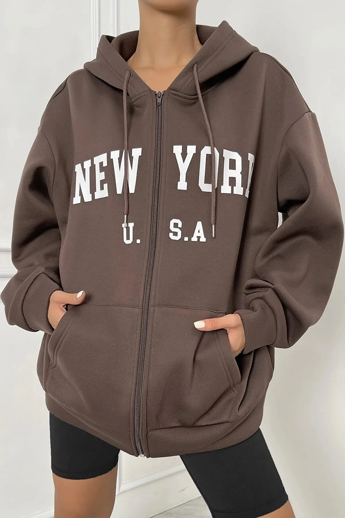 MODAGEN  Brauner Unisex-Cardigan mit „New York“-Print in Übergröße