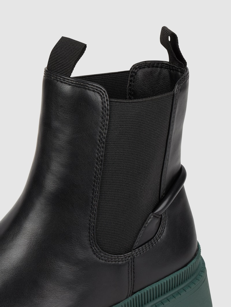 Chelsea Boots in Leder-Optik in schwarz