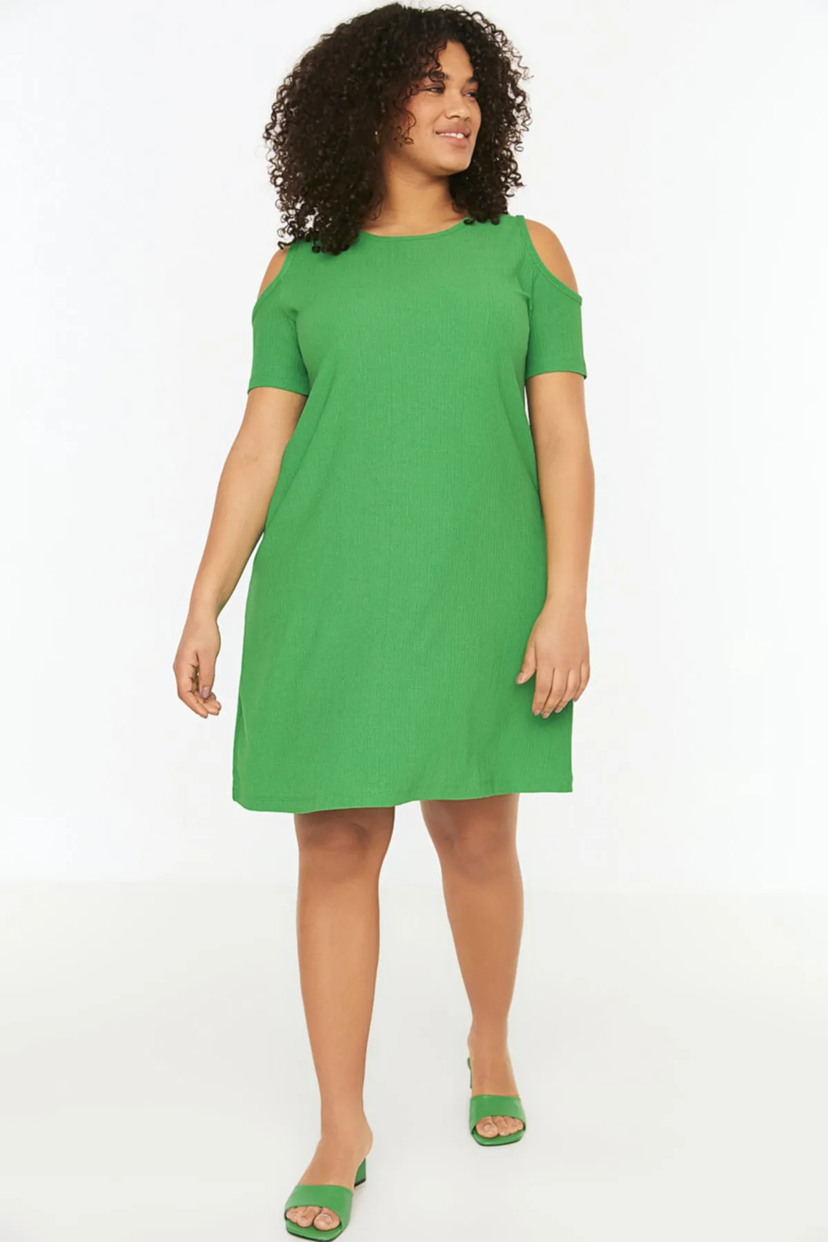 Trendyol Curve  Grünes, detailliertes Strickkleid mit A-Linien-Ausschnitt TBBSS22EL2986
