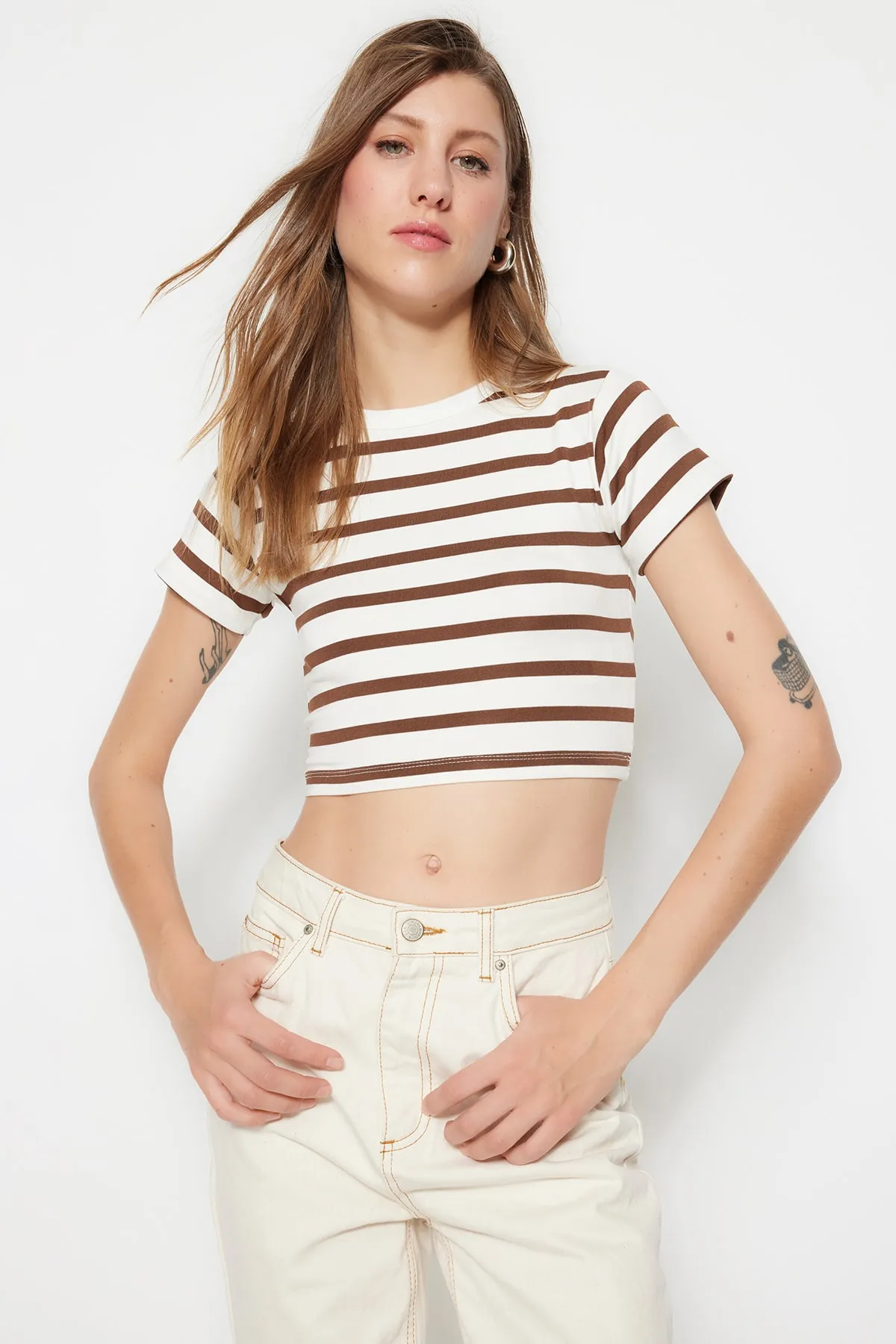Trendyol Collection  Premium Ecru-Ecru Braun gestreifte 2er-Pack Viskose-Crop-Stretch-Strickbluse TWOSS23BZ00194