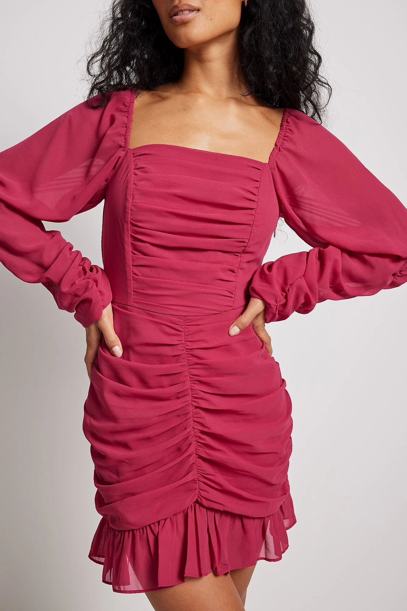 Gerafftes durchscheinendes Minikleid