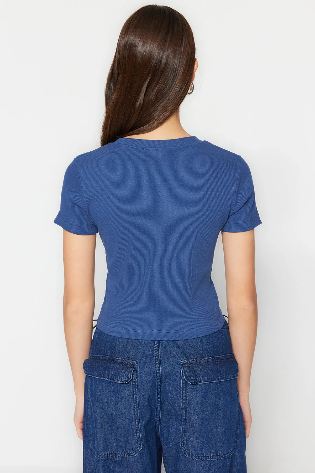 Trendyol Collection  Indigofarbene, gerippte, dehnbare Strickbluse mit Rundhalsausschnitt und detailliertem Rundhalsausschnitt TWOAW21BZ0638