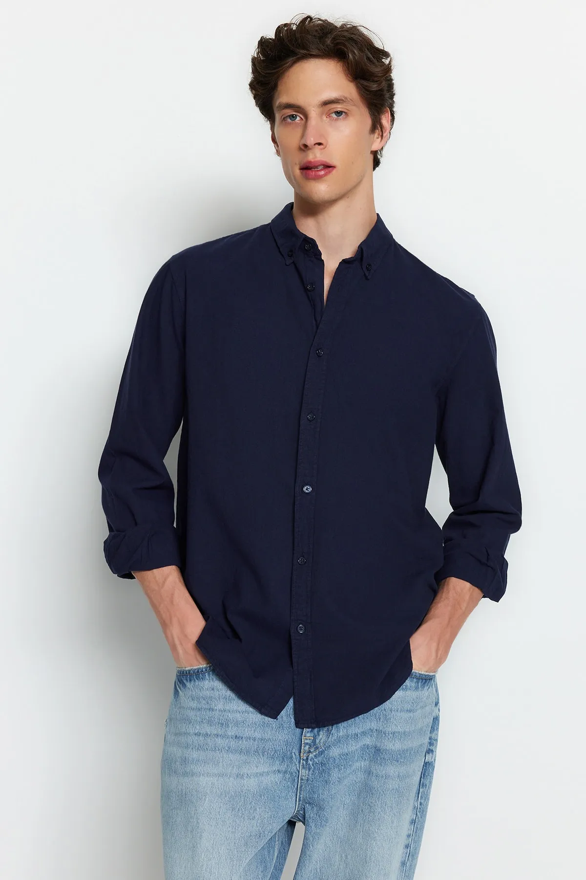 Trendyol Collection  Marineblaues Unisex-Hemd mit regulärer Passform aus 100 % Baumwolle und Leinenoptik TMNSS23GO00099 TMNSS23GO00099