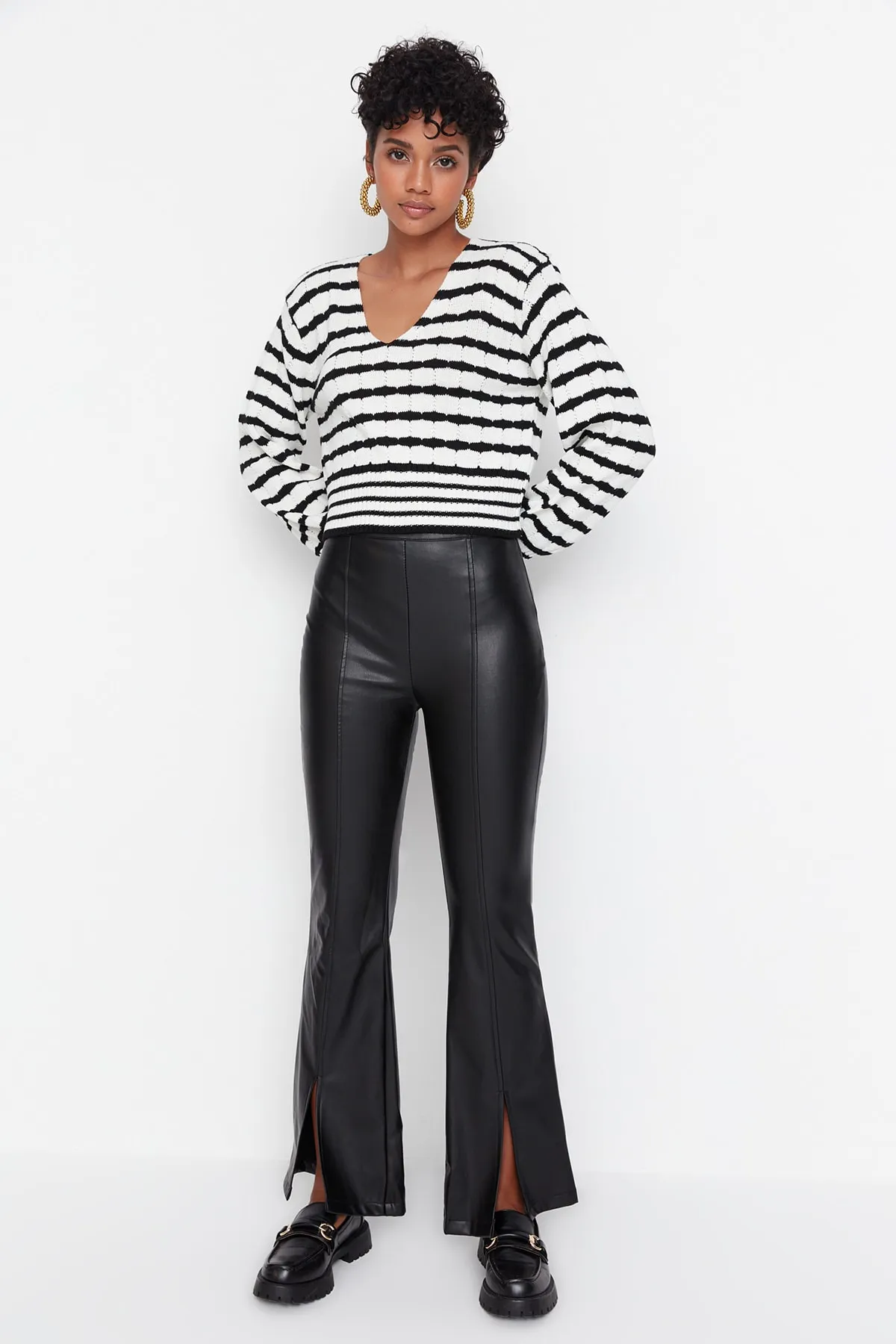 Trendyol Collection  Schwarze Hose aus gewebtem Kunstleder mit ausgestelltem Bein und Schlitzdetail TWOAW23PL00056