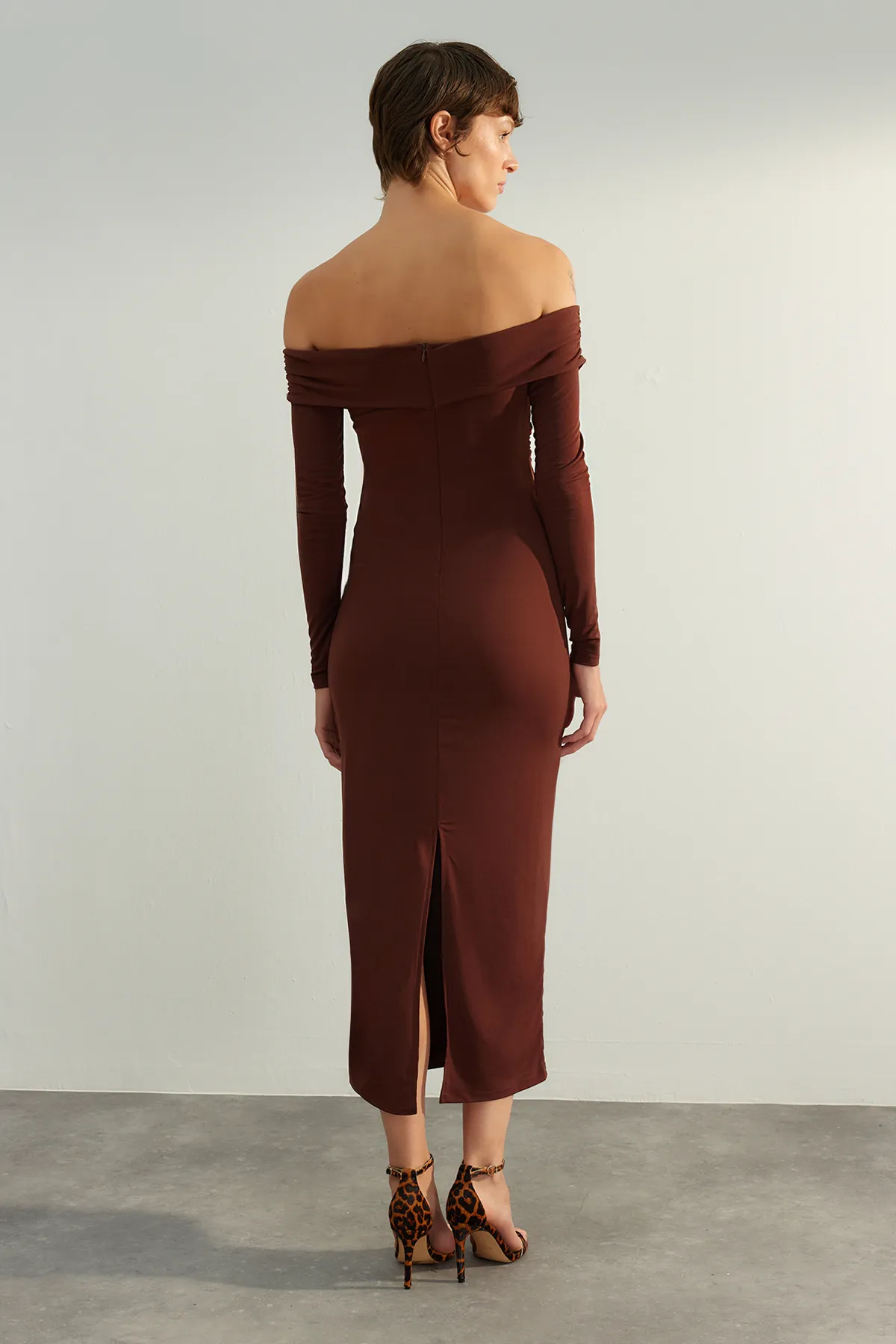 Trendyol Collection  Braunes, detailliertes Strickkleid mit Kragen in limitierter Auflage TPRAW24EL00210