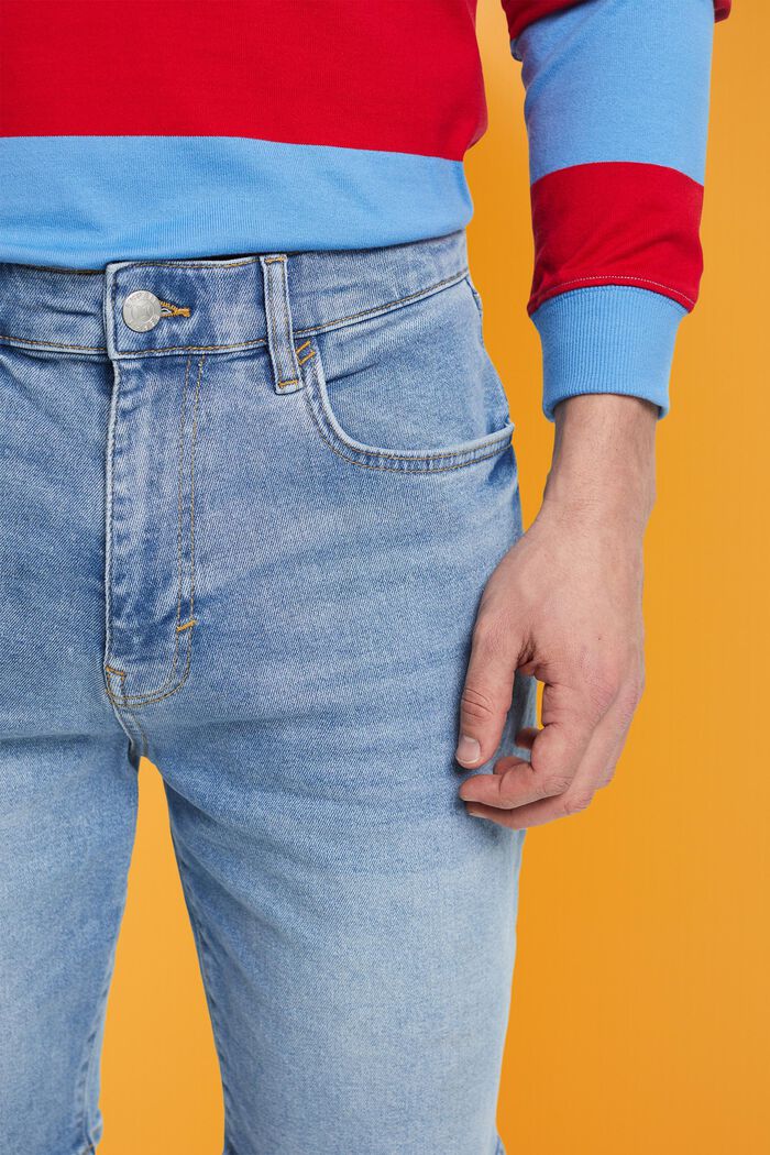 Lockere Jeansshorts in schmaler Passform