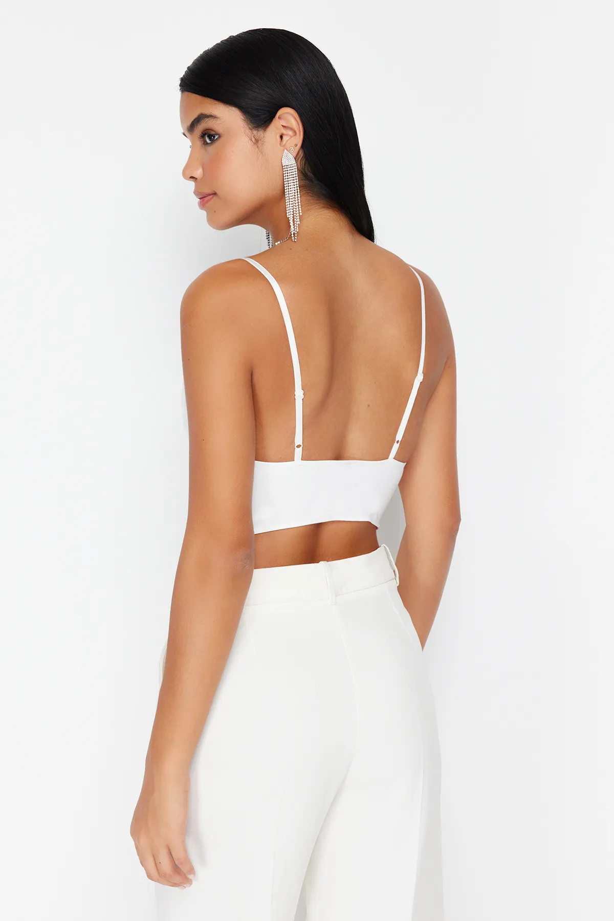 Trendyol Collection  Weißes, kurzes Bustier aus gewebter, agraphierter Spitze mit Futter für die Braut TPRAW23BS00045
