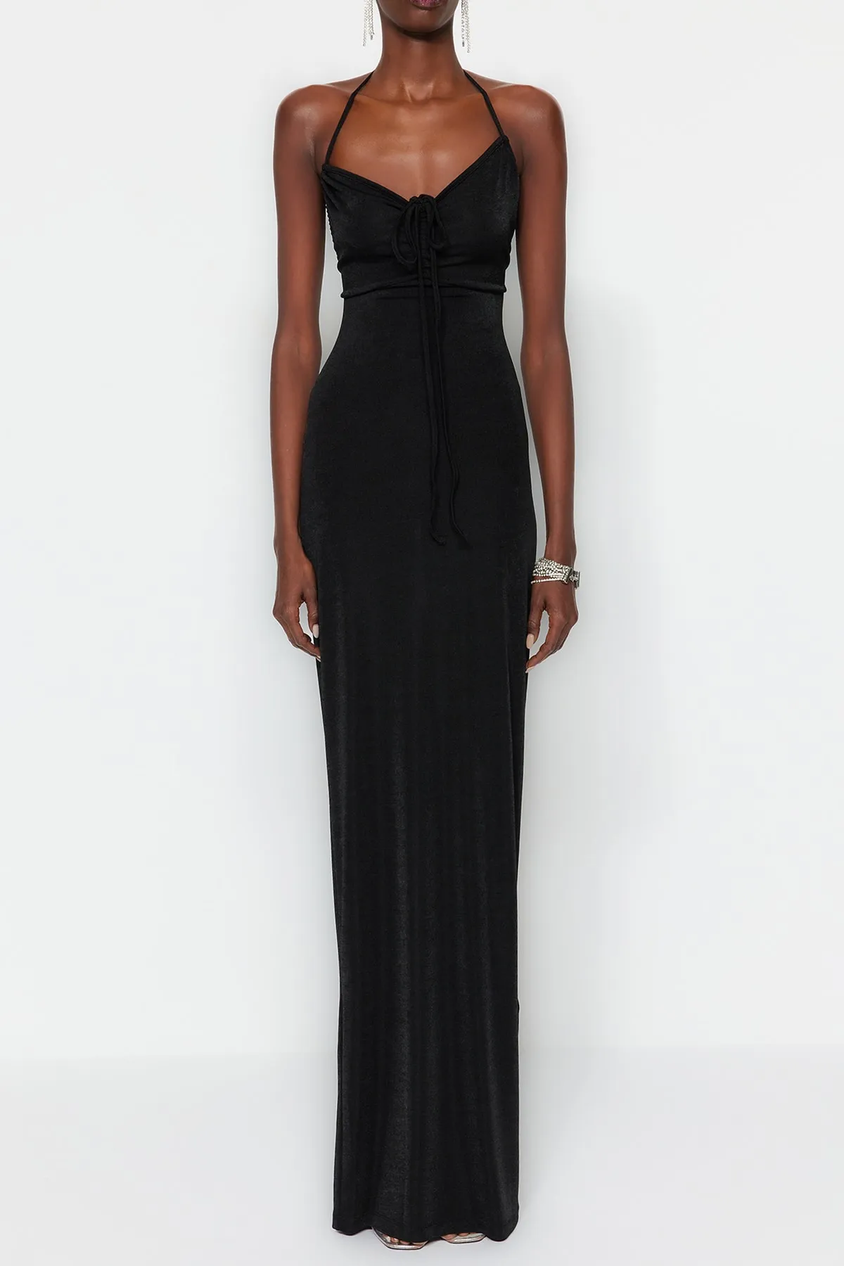 Trendyol Collection  Schwarzes, figurbetontes, langes Abendkleid aus Strick mit Glitzer TPRSS23AE00113