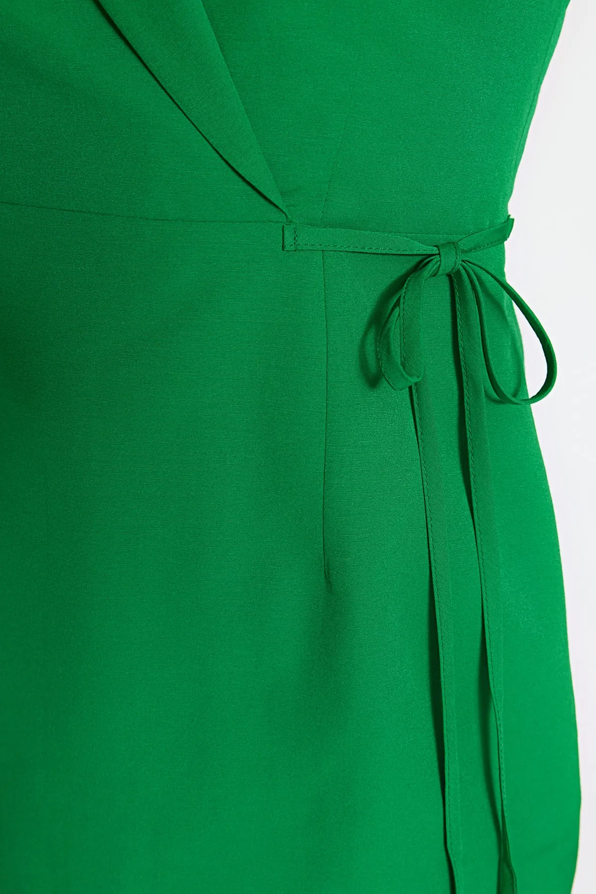 Trendyol Collection  Grünes Mini-Jackenkleid in A-Linie/Glockenform mit Bindedetail TWOSS23EL01508