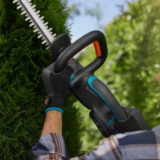 Gardena 14735-20 Jätä Heggensch. EasyCut 55/18V P4A -setti sis. 2,0 Ah akun tikkaissa kahdessa osassa