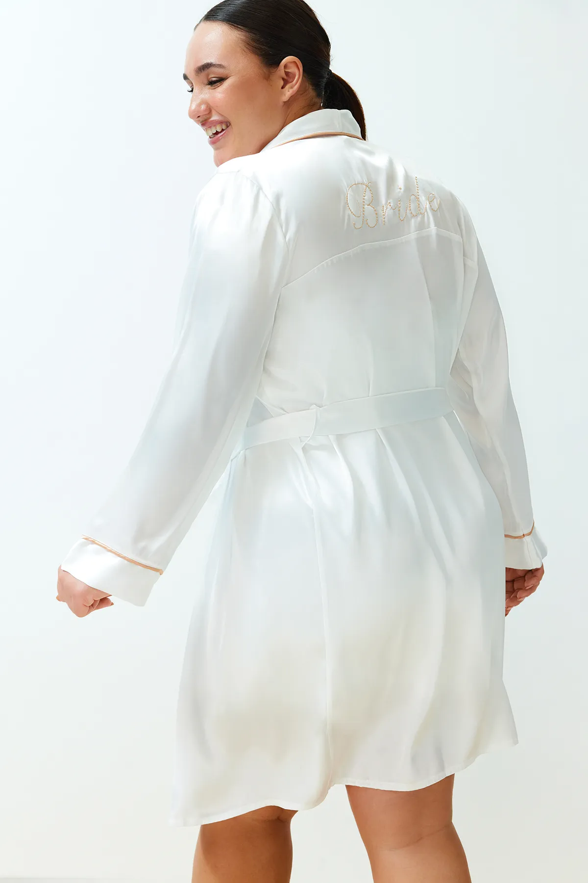 Trendyol Curve  Weißer, gewebter Brautkleid aus Satin mit Gürtel TBBSS24SB00001