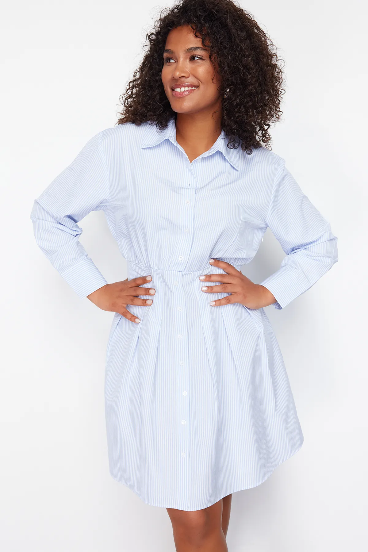 Trendyol Curve  Blaues, gewebtes Popeline-Kleid in Übergröße