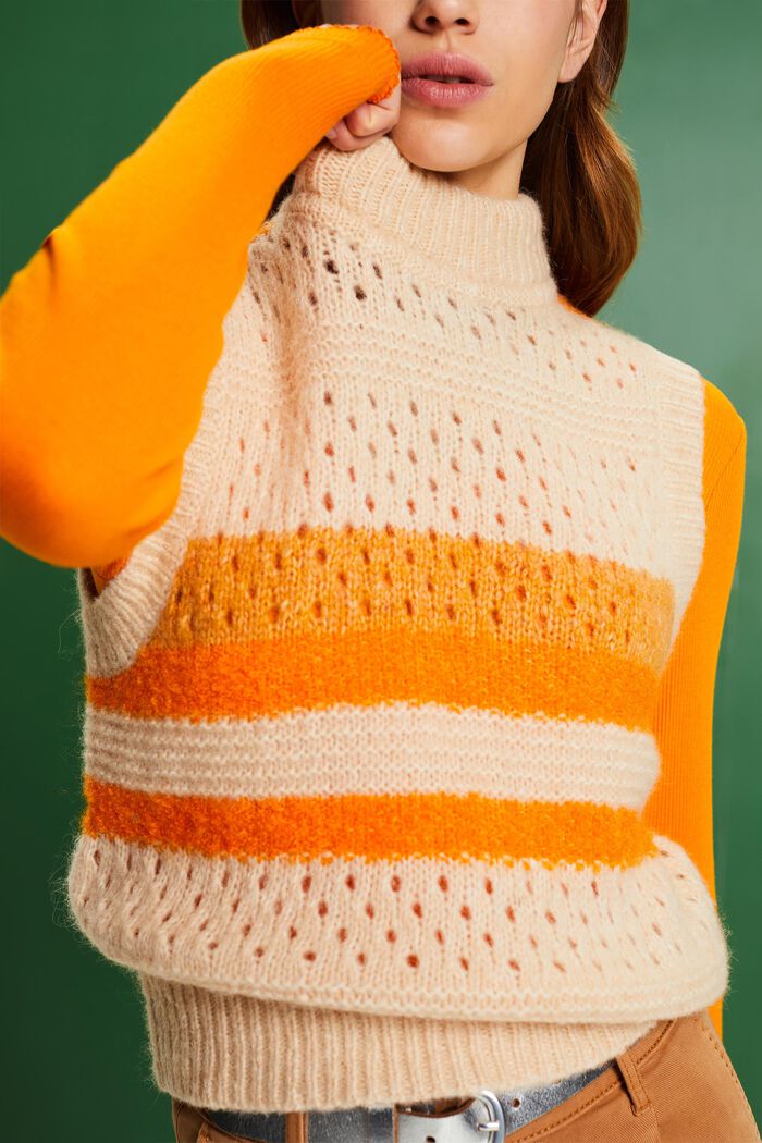 Strickweste mit Blockstreifen und Stehkragen
