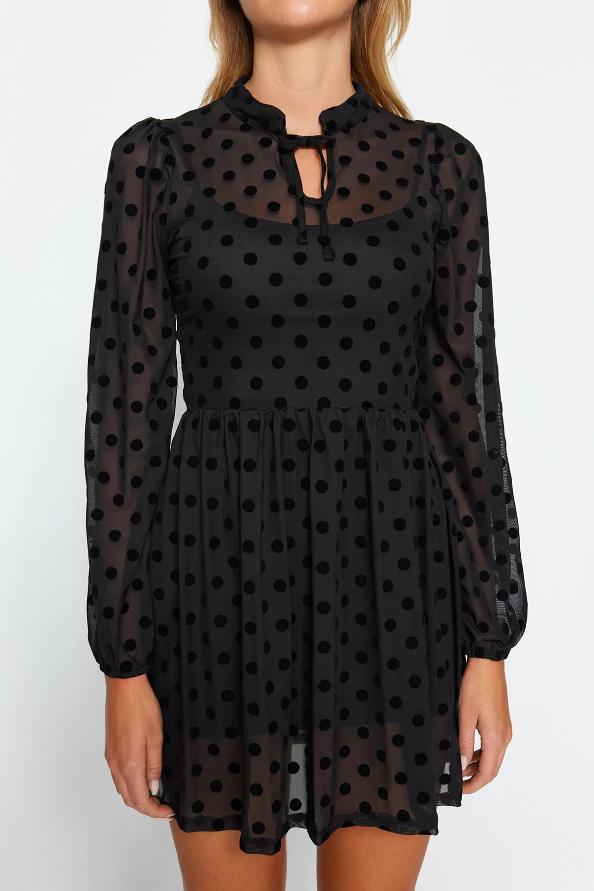 Trendyol Collection  Schwarzes gepunktetes Skater-Mini-Strickkleid mit langen Ärmeln und gefüttertem Tüll TWOAW24EL00743