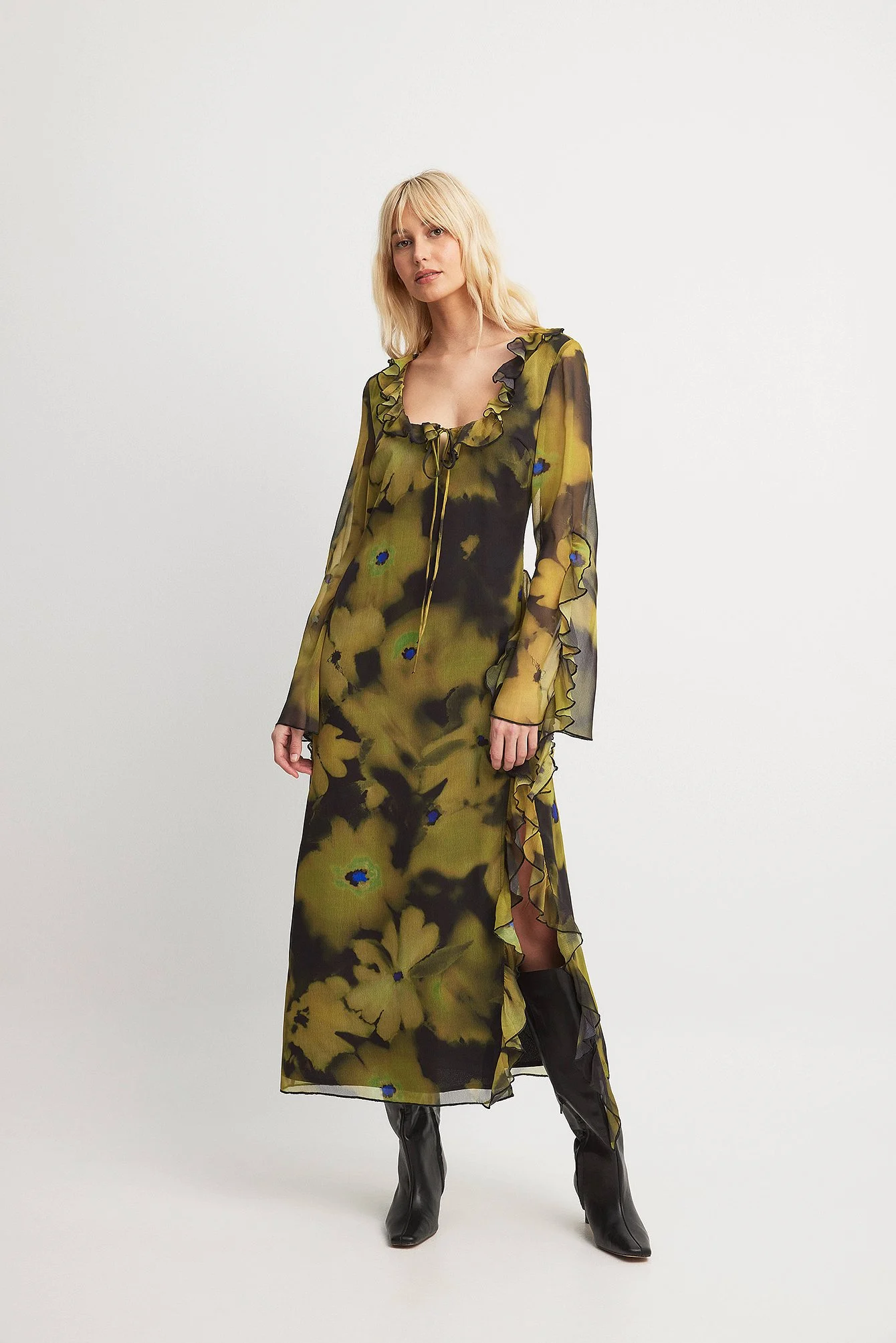 Maxikleid mit hohem Schlitz und Rüschen
