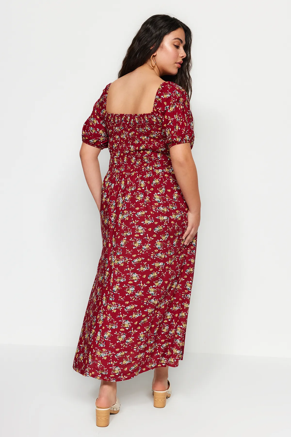 Trendyol Curve  Burgunderrotes, gemustertes, gewebtes Kleid mit Brustverzierung TBBSS22EL1611