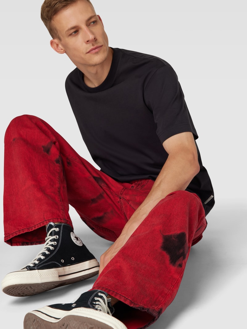 Jeans mit Strukturmuster in rot