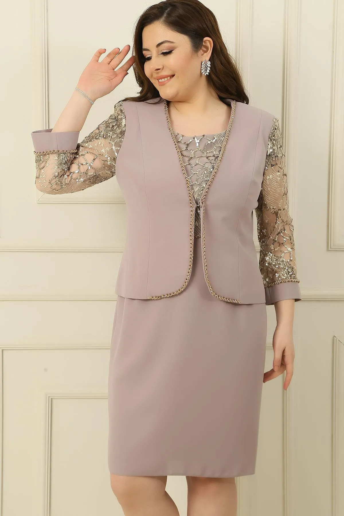 By Saygı  2-teiliges Set mit gefütterter, mit Pailletten und Tüll verzierter Jacke in Übergröße
