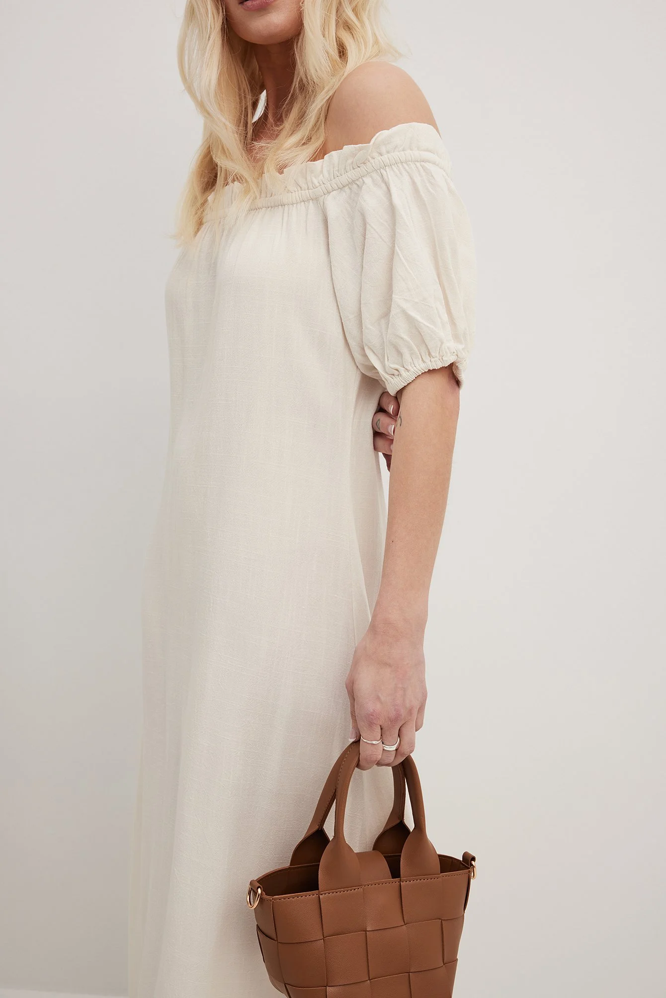 Fließendes, schulterfreies Midikleid