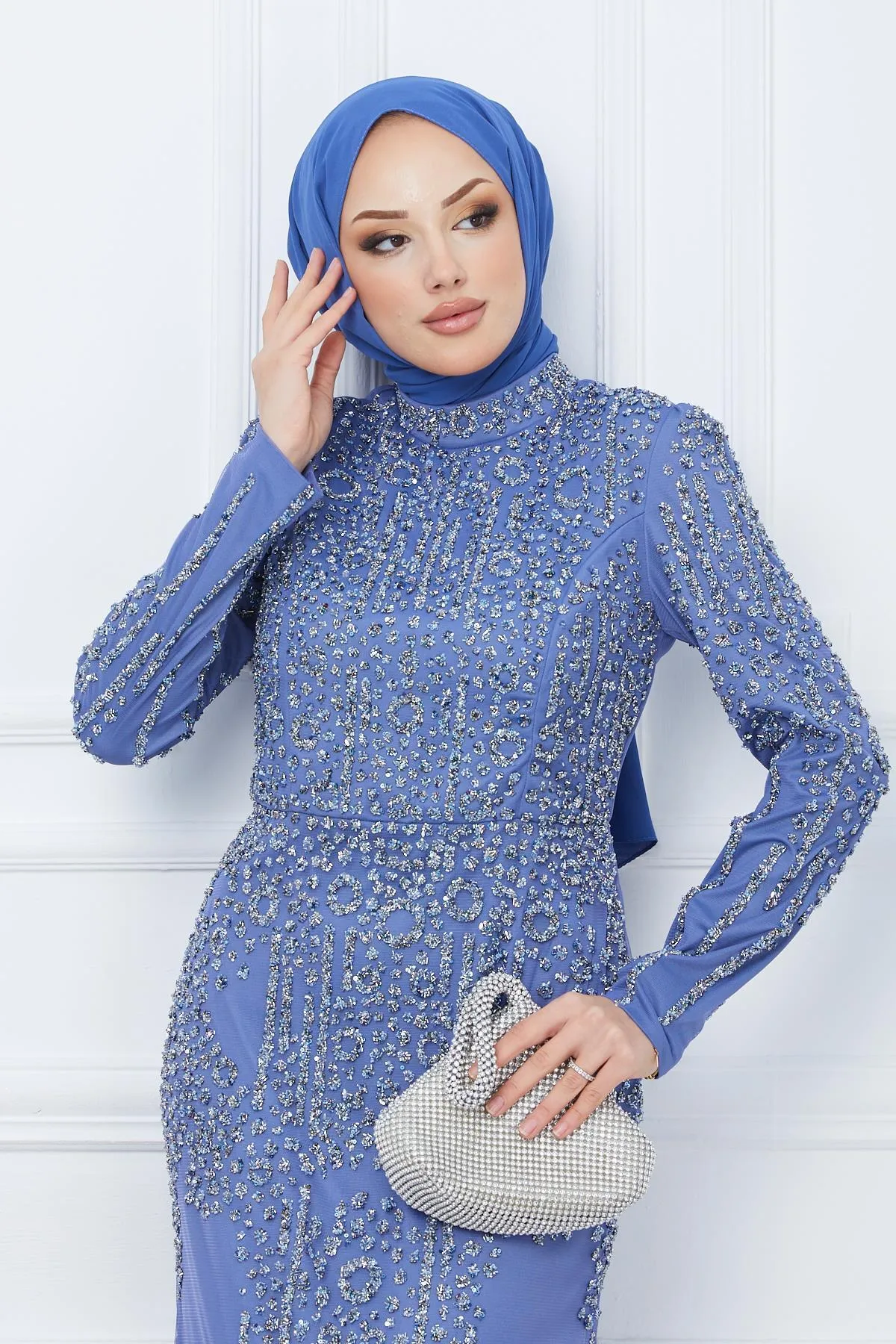 Olcay  Perlen- und juwelenbesetztes Hijab-Abendkleid aus Tüll INDİGO 1663