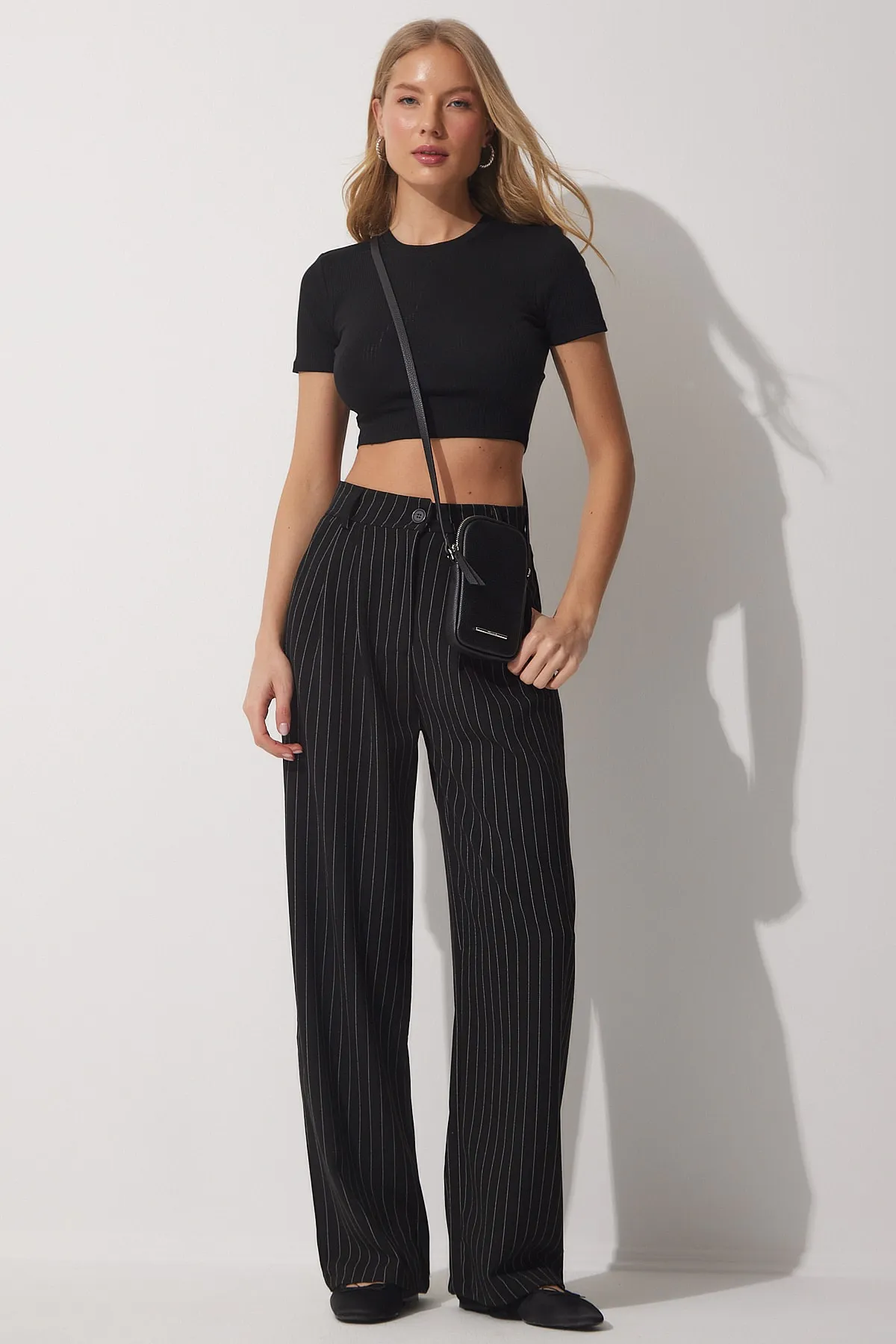Happiness İstanbul  Schwarze, dünn gestreifte Darts-Hose mit weitem Bein für Damen HF00416