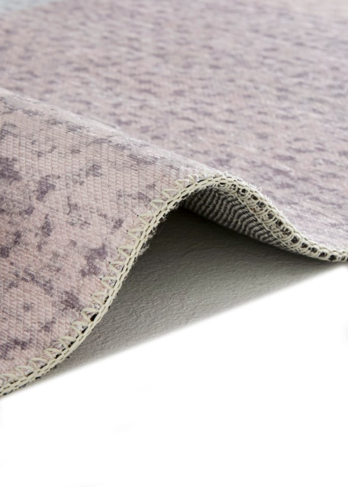 Teppich mit grafischer Musterung