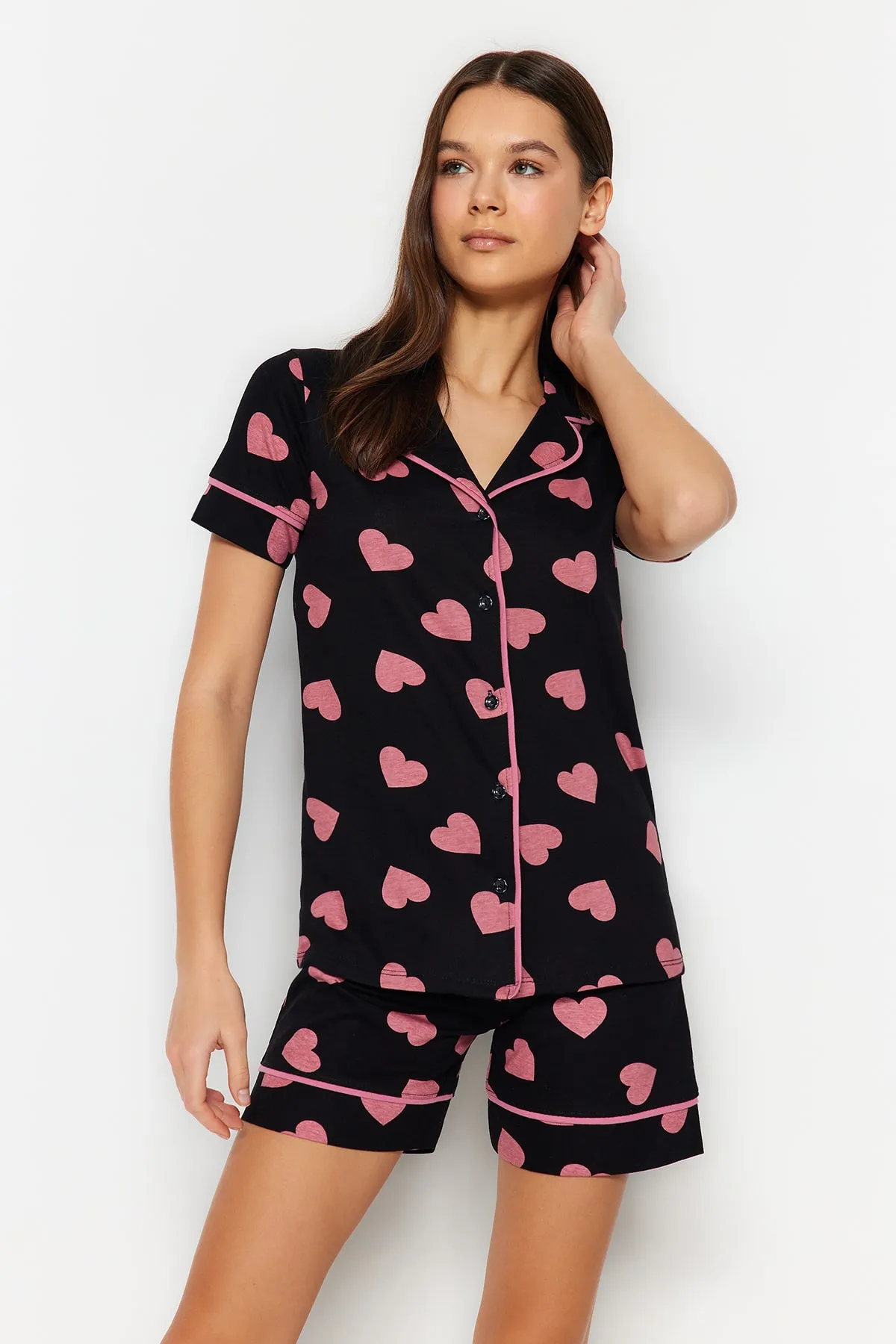 Trendyol Collection  Mehrfarbiges Strick-Pyjama-Set aus 100 % Baumwolle mit herzgemusterten Paspeln und detaillierten Hemd-Shorts THMSS21PT1200