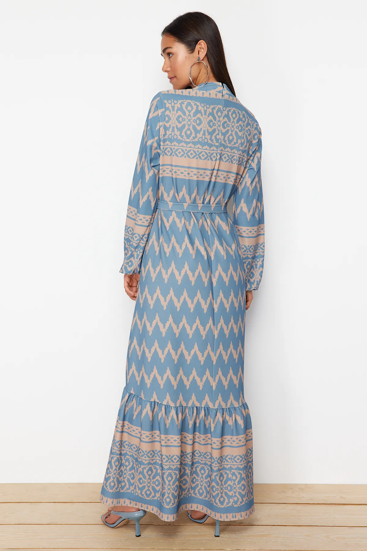 Trendyol Modest  Türkis gemustertes Kleid aus Viskosegewebe mit Gürtel TCTSS24EB00258