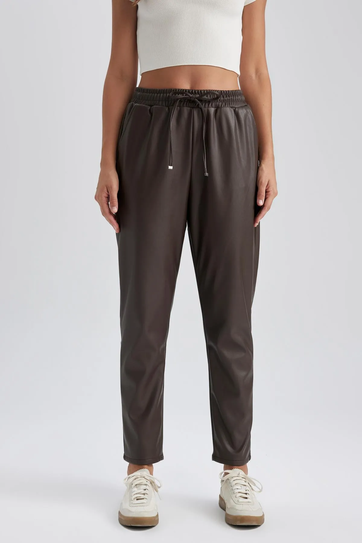 DeFacto  Hose aus Kunstleder mit hoher Taille und Joggertaschen