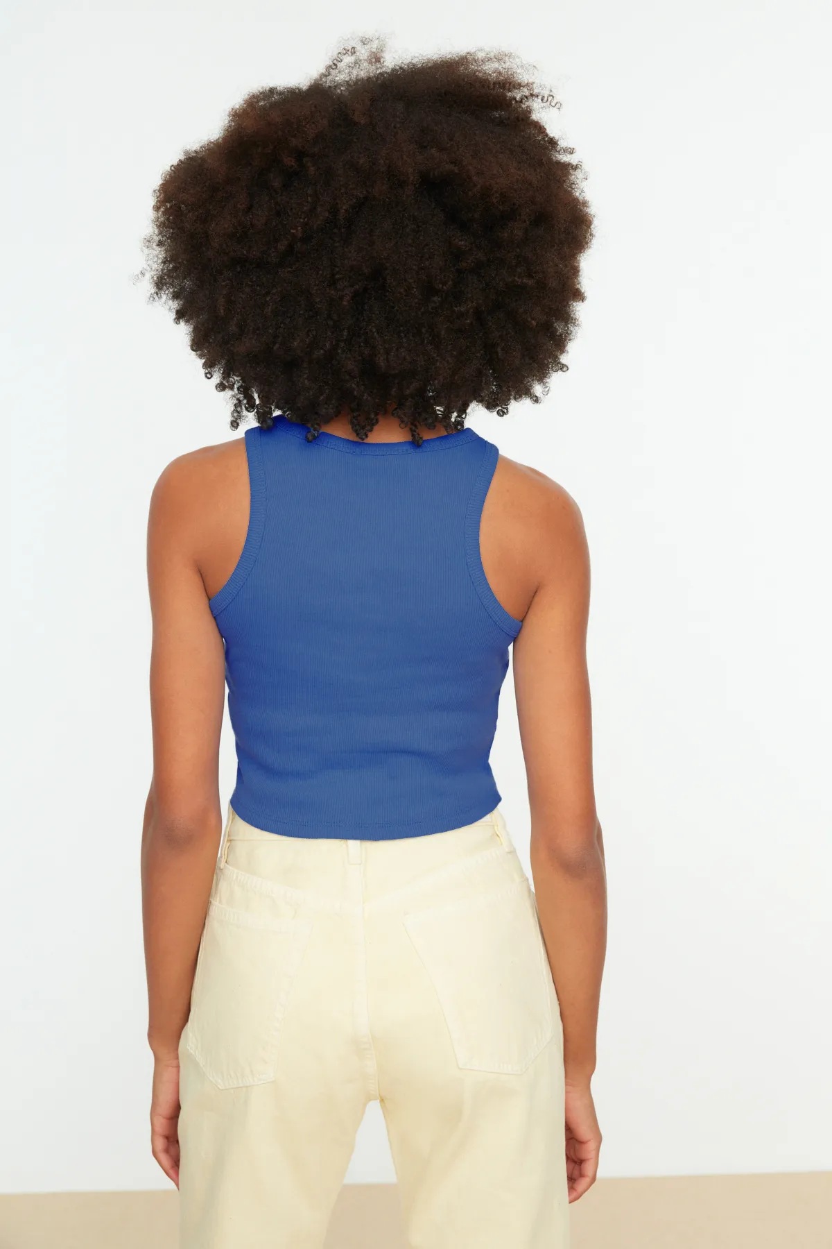 Trendyol Collection  Blaues figurbetontes Crop-Top aus geripptem Strick mit Neckholder-Kragen TWOSS21AL0050