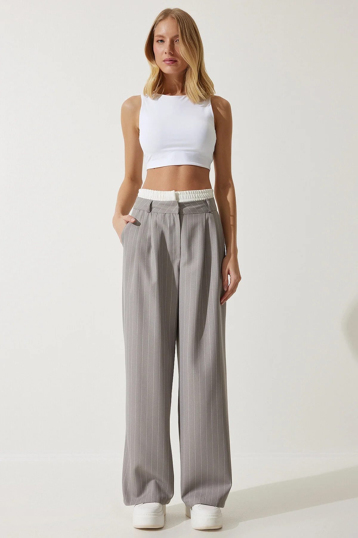 Happiness İstanbul  Graue Damenhose mit kontrastierender Taille und detailliertem, gestreiftem Webmuster CI00104