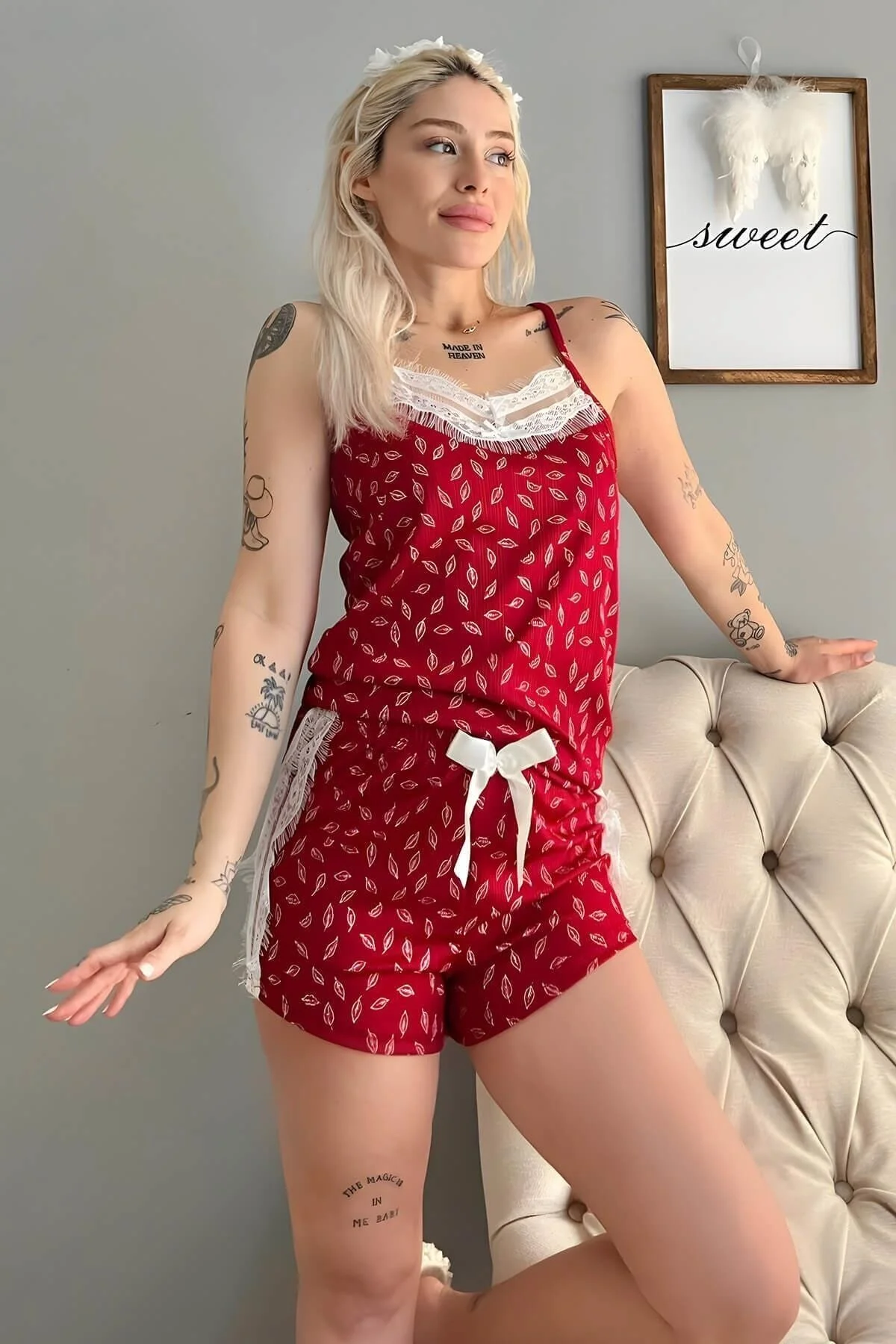 Pijamaevi  Gestricktes Pyjama-Set mit Shorts aus Seilträgern mit roter Blattspitze und detaillierten Details